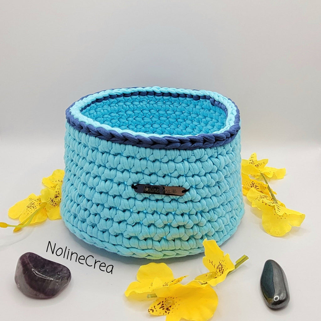 pot fait main au crochet avec fil tissus bleu