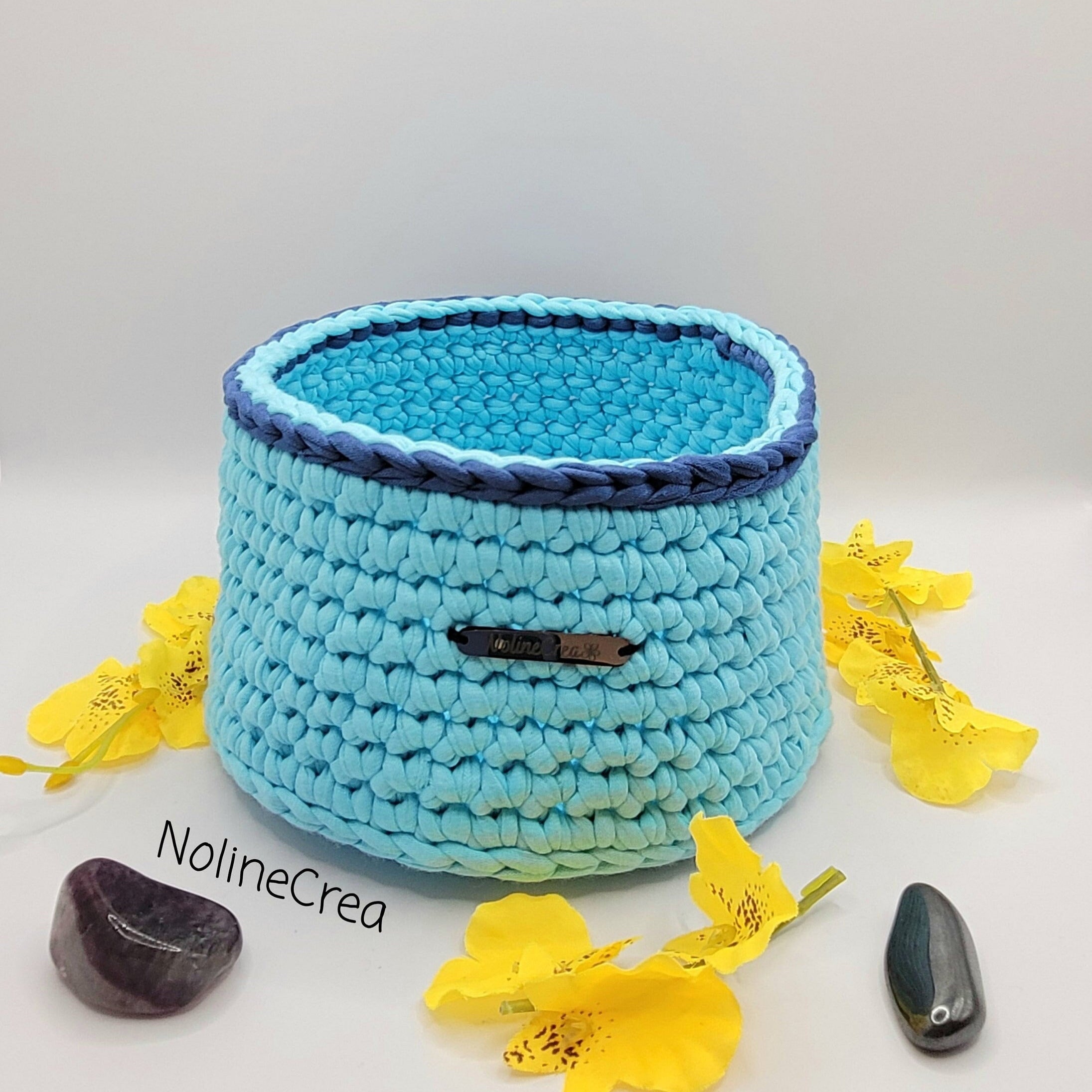 pot fait main au crochet avec fil tissus bleu