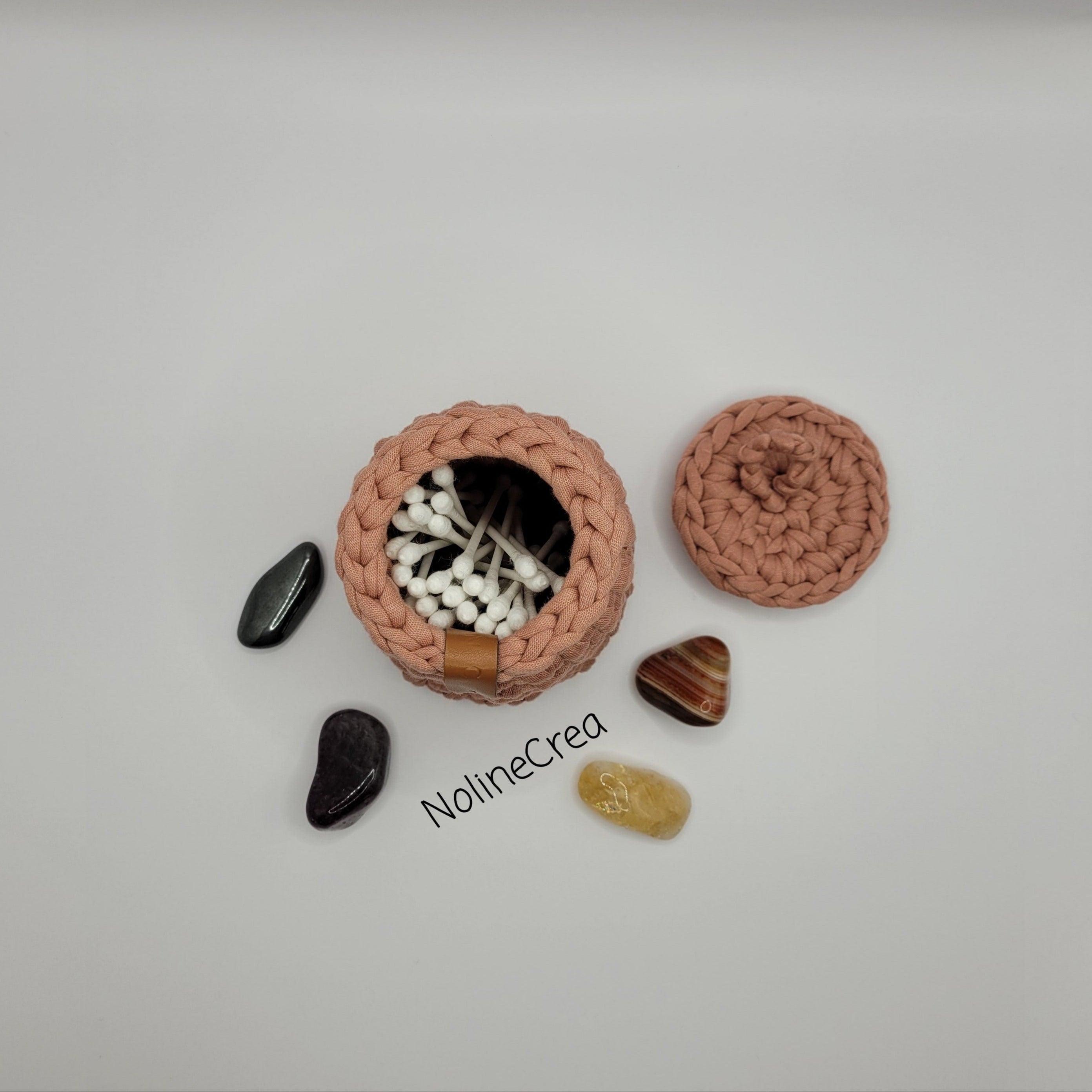 Petit pot au crochet rose poudrée avec couvercle pour rangement coton tiges ou autres
