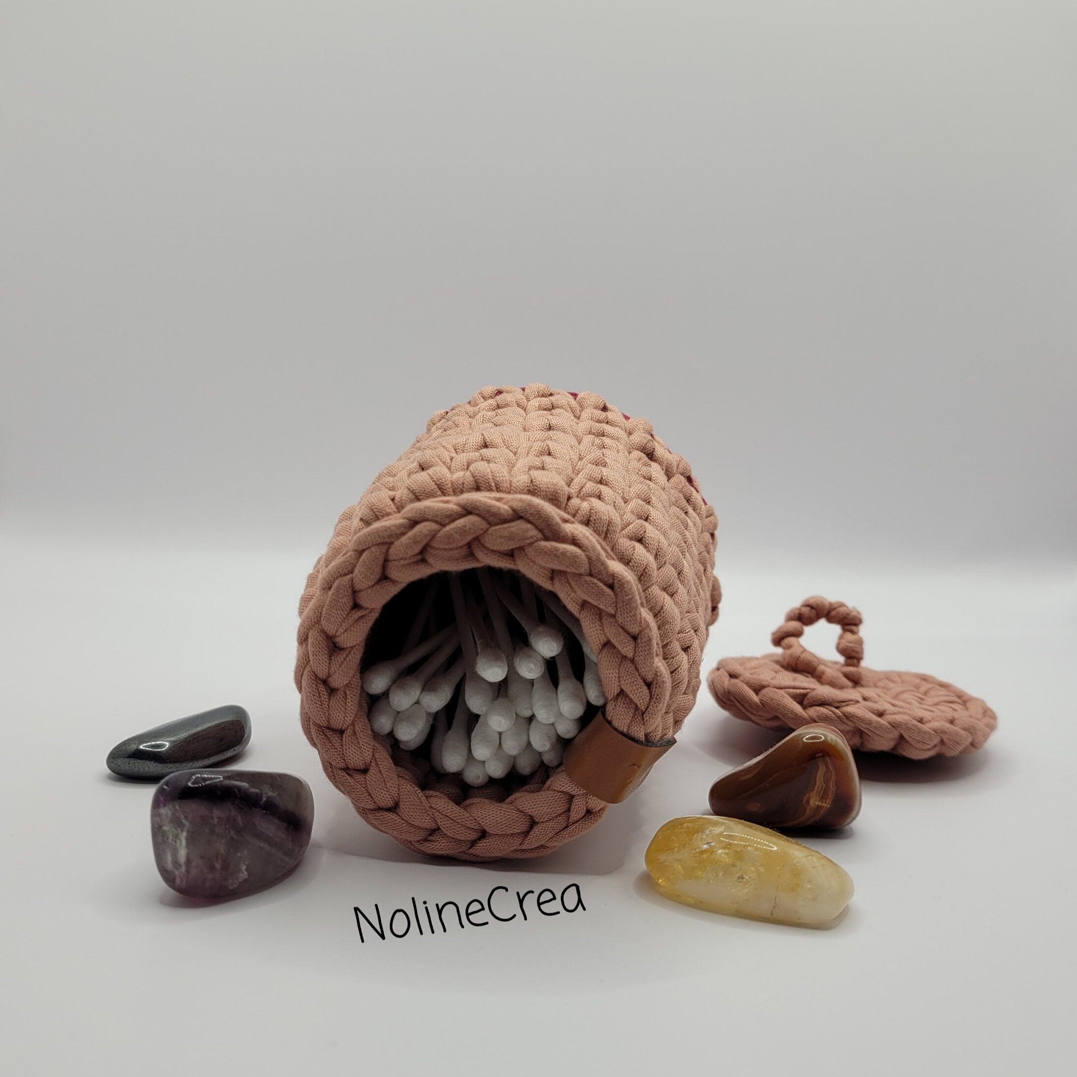 Petit pot au crochet rose poudrée avec couvercle pour rangement coton tiges ou autres