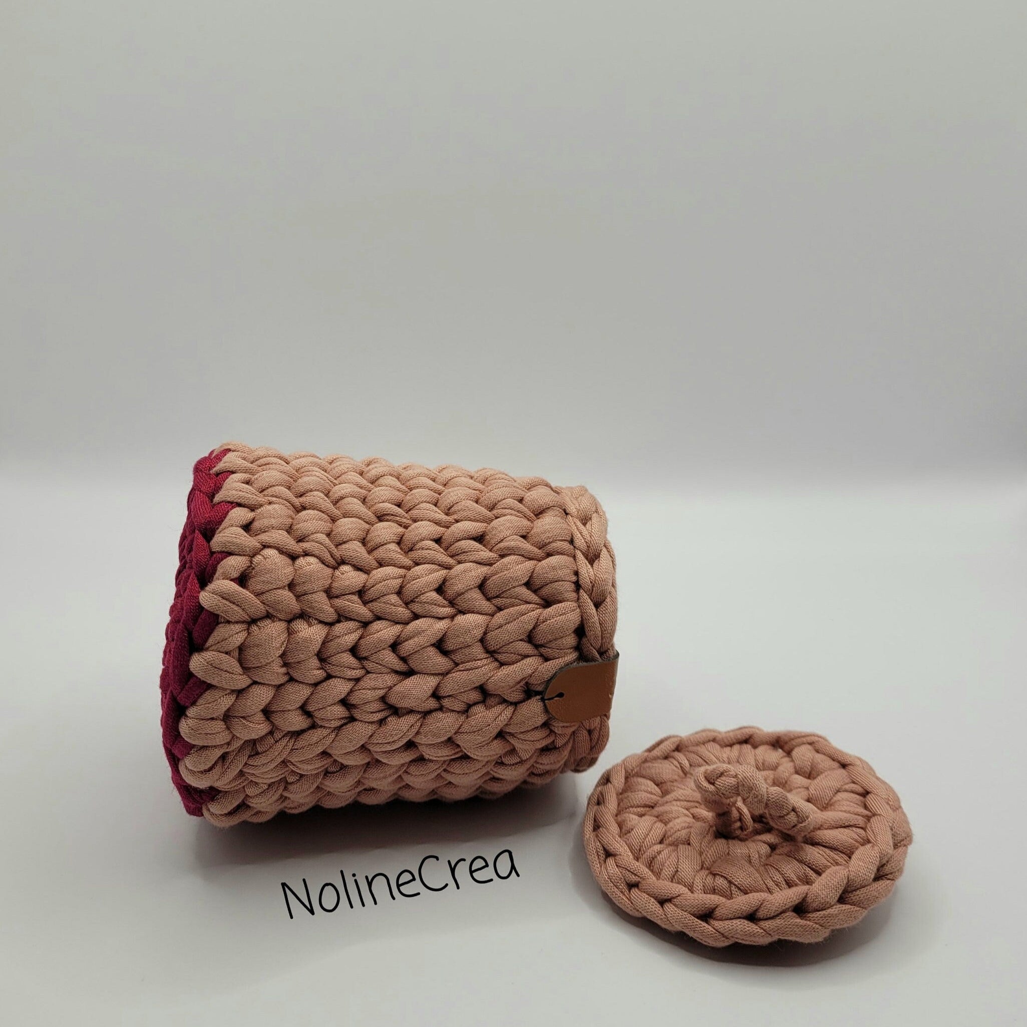 Petit pot au crochet rose poudrée avec couvercle pour rangement coton tiges ou autres