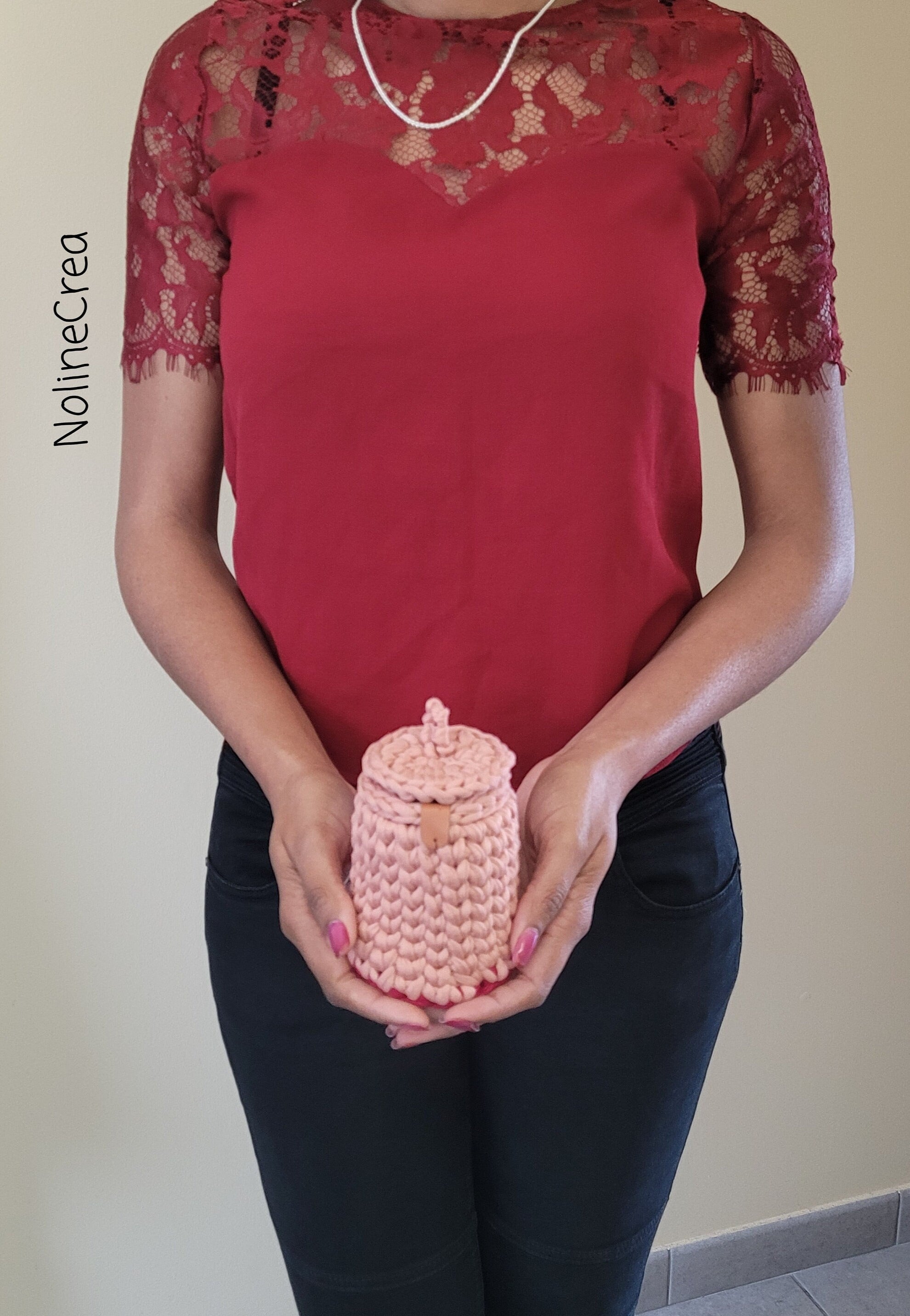 Petit pot au crochet rose poudrée avec couvercle pour rangement coton tiges ou autres