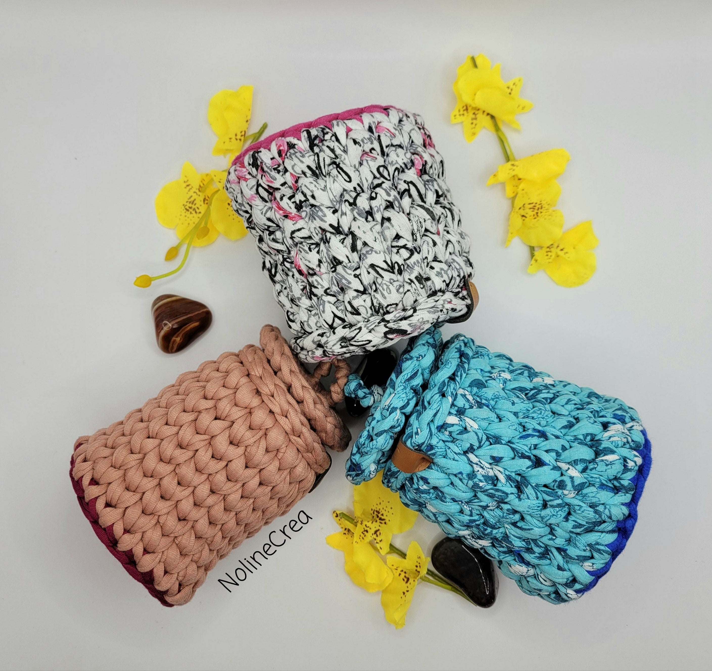 Petit pot au crochet rose poudrée avec couvercle pour rangement coton tiges ou autres
