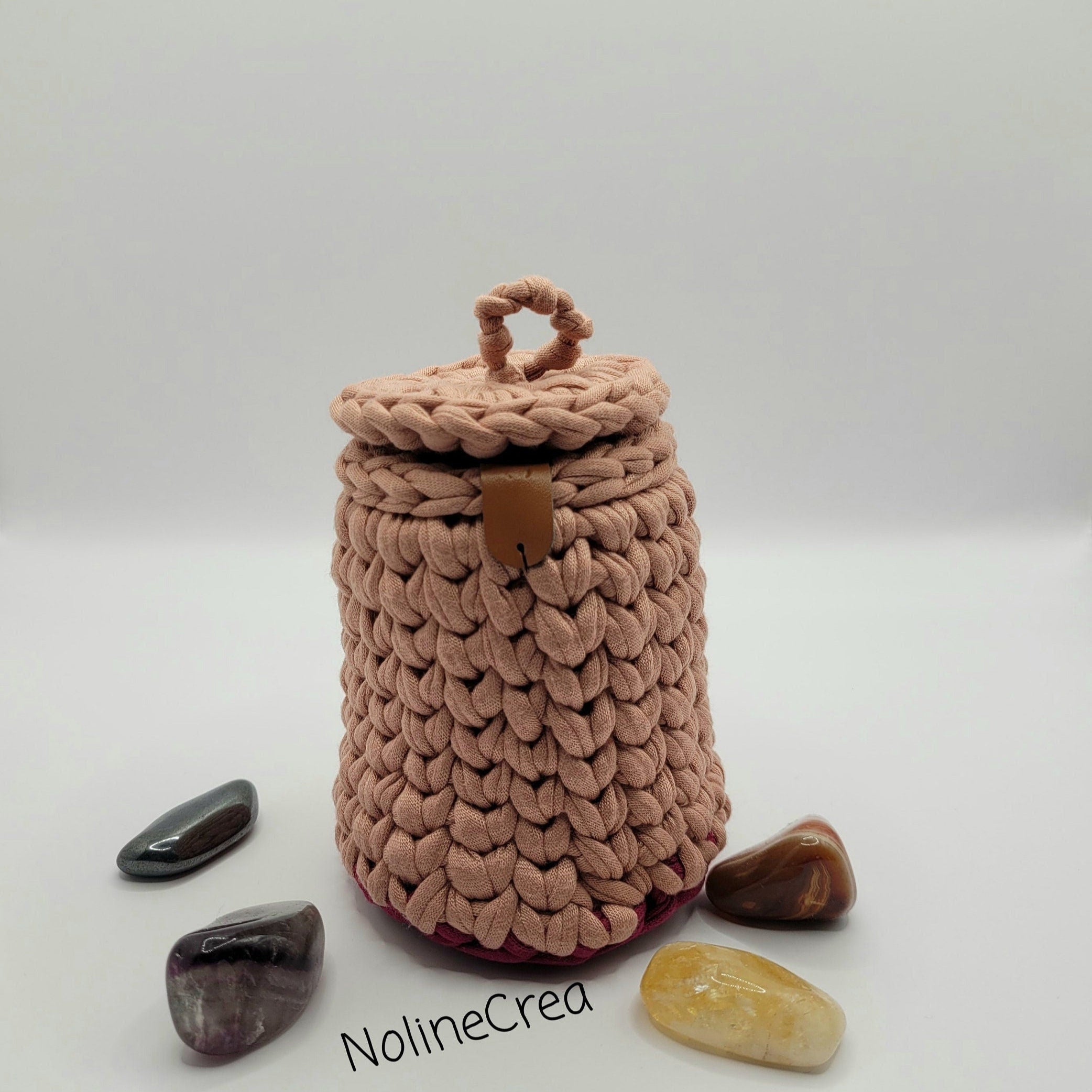 Petit pot au crochet rose poudrée avec couvercle pour rangement coton tiges ou autres