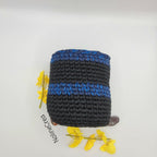 petit pot au crochet noir et bleu