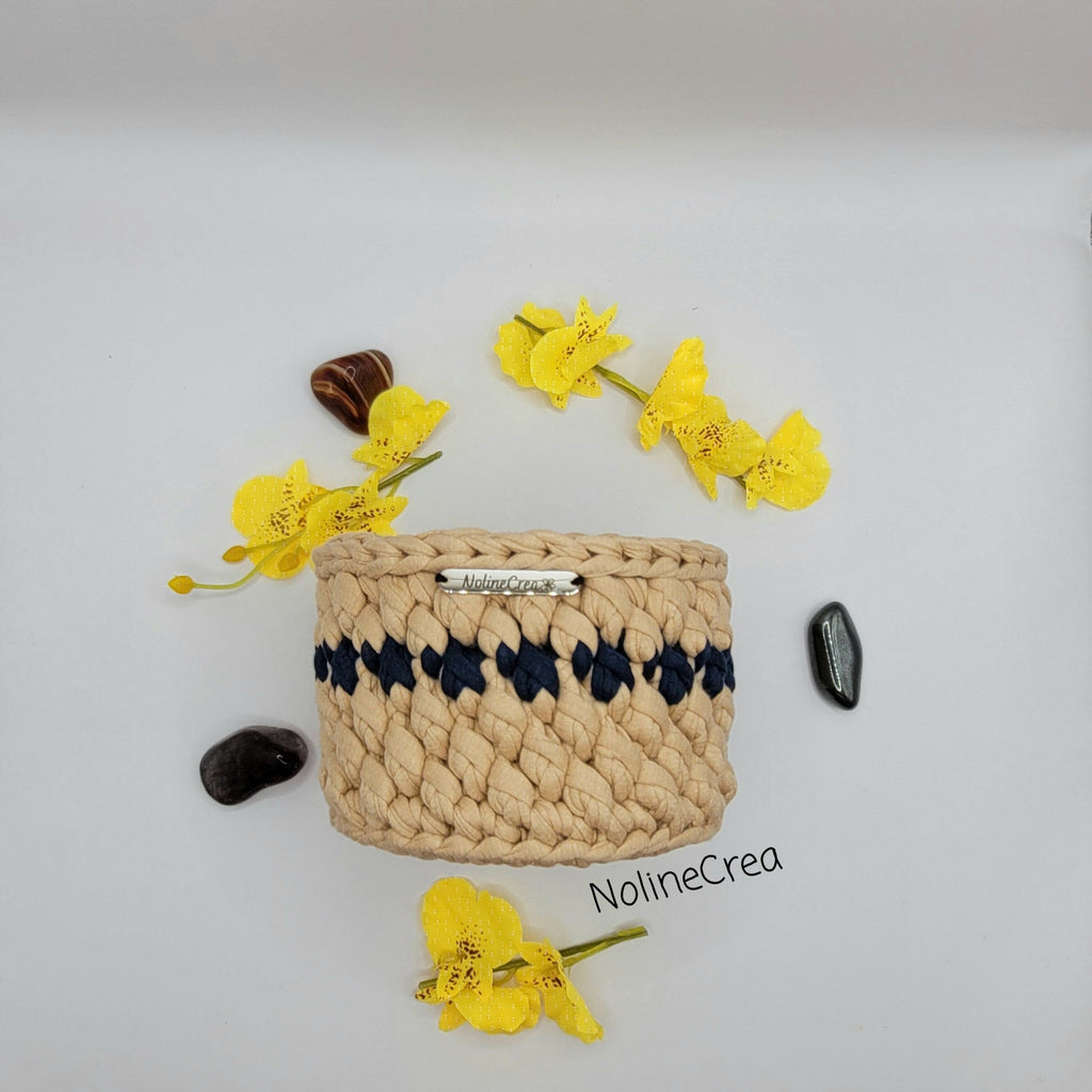 petit pot au crochet fait main en beige avec une pointe de bleu