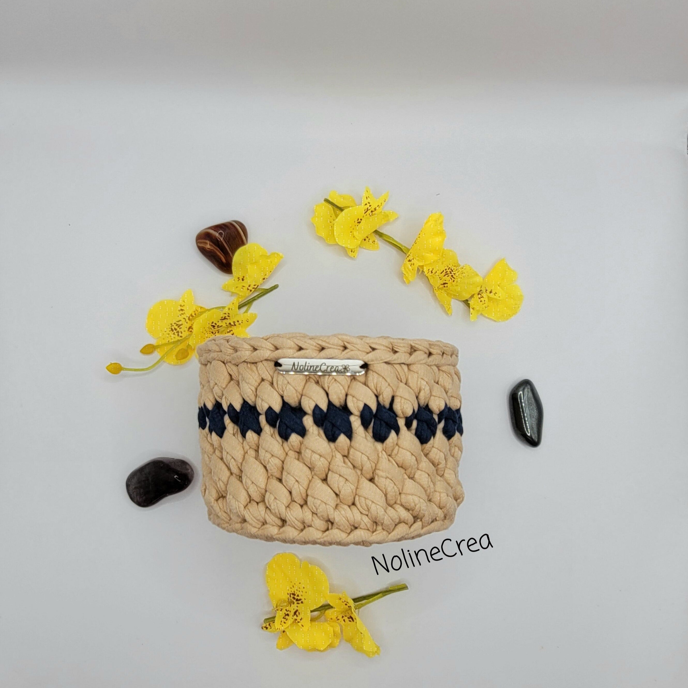 petit pot au crochet fait main en beige avec une pointe de bleu
