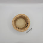 petit pot au crochet fait main en beige avec une pointe de bleu