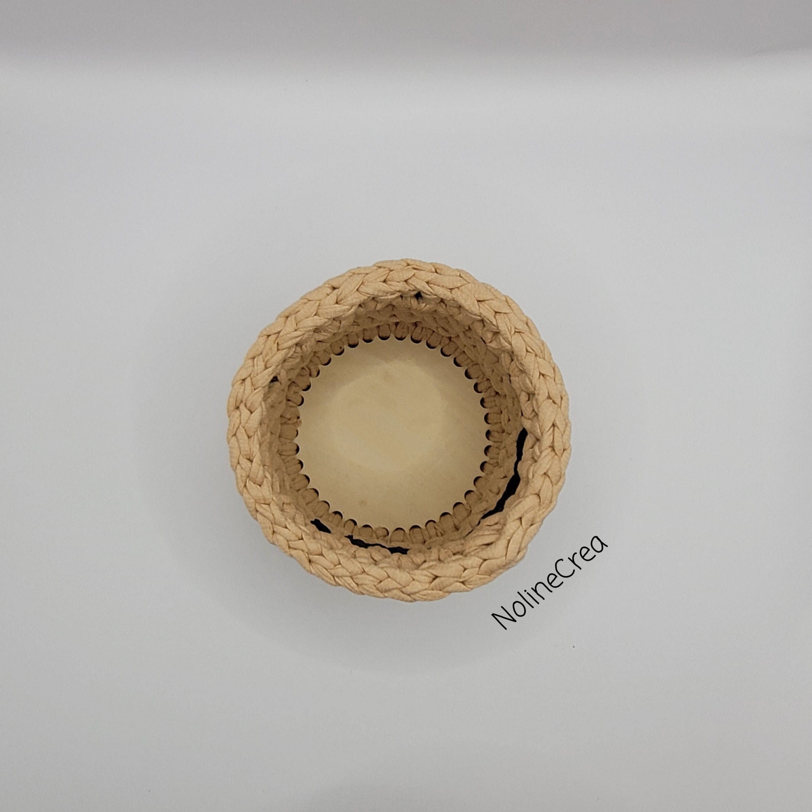 petit pot au crochet fait main en beige avec une pointe de bleu