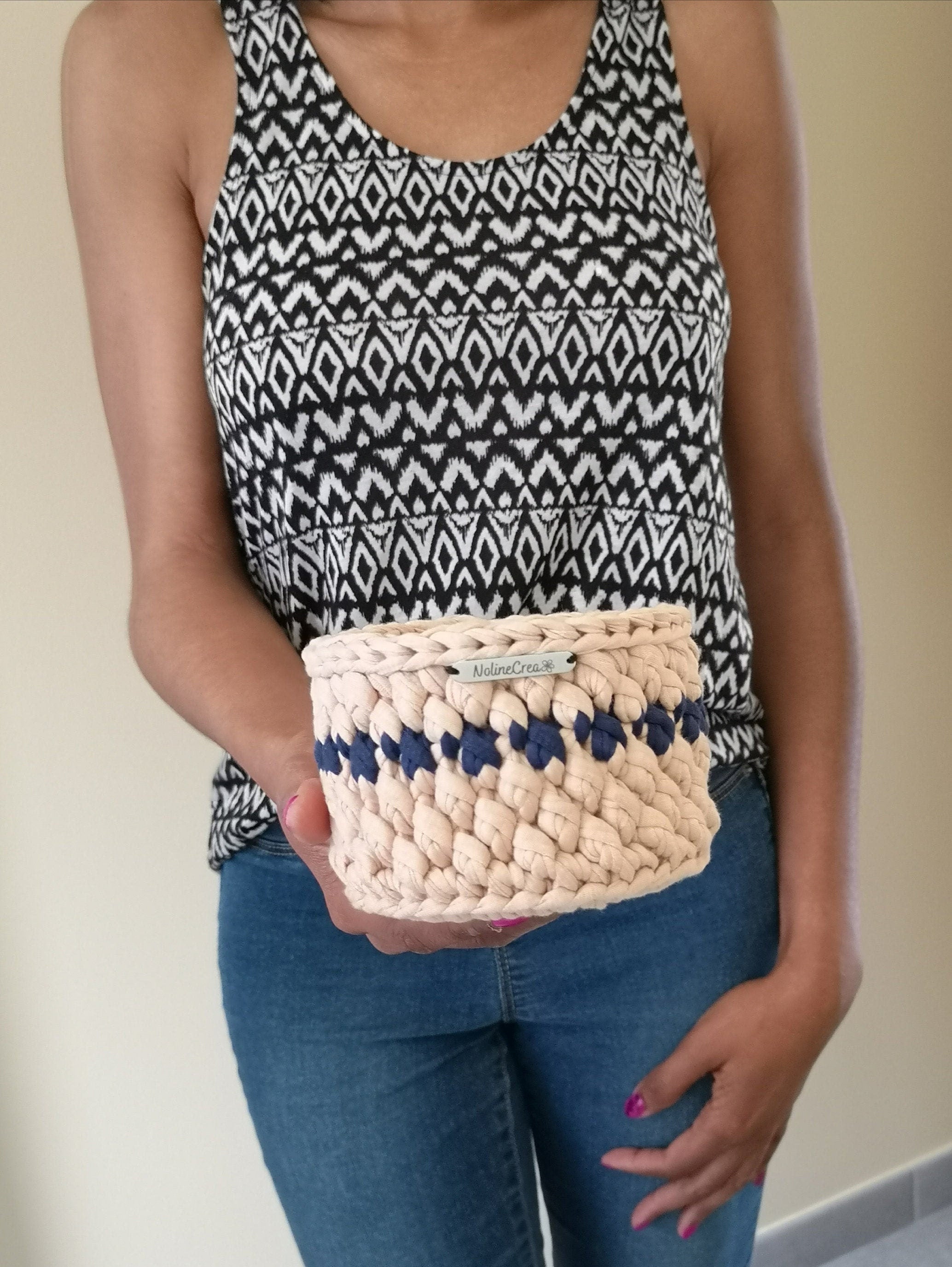 petit pot au crochet fait main en beige avec une pointe de bleu