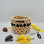 petit pot au crochet fait main en beige avec une pointe de bleu