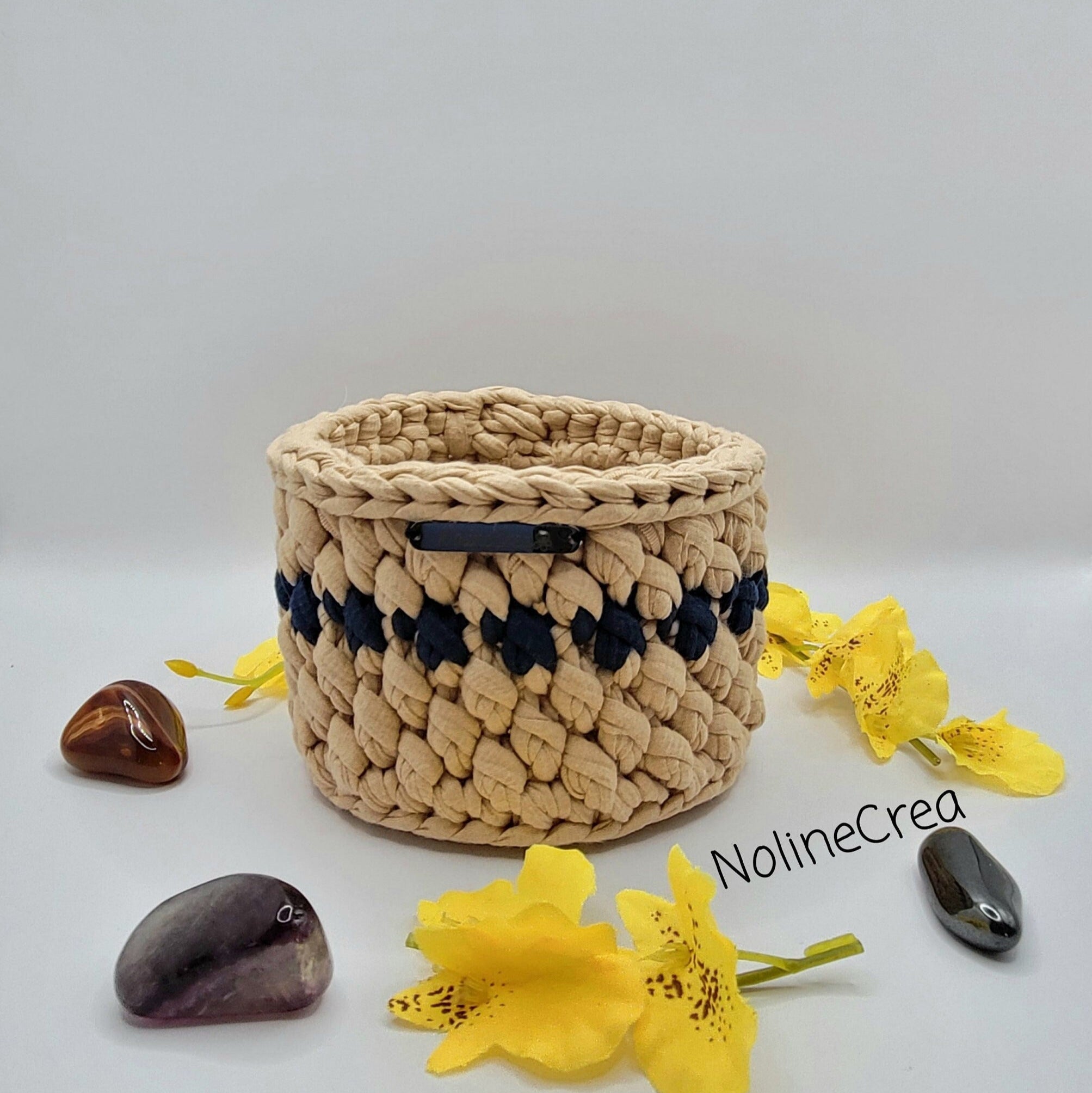 petit pot au crochet fait main en beige avec une pointe de bleu