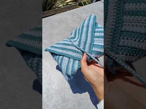 Pochette artisanale au crochet avec motif tourbillon et doublure en tissu japonais