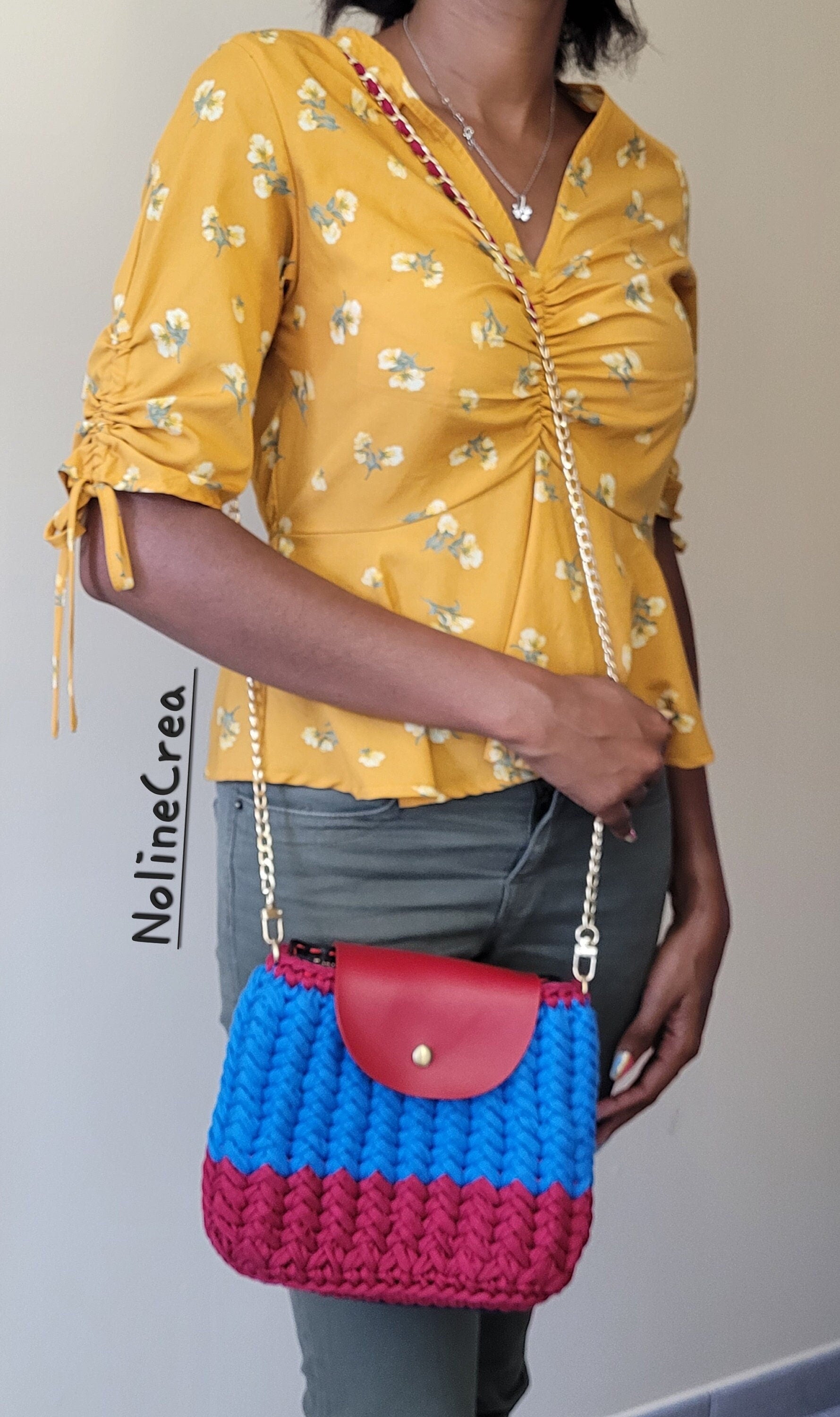 Jolie sac à main bleu et rouge fait au crochet en point chevron, avec bandoulière 