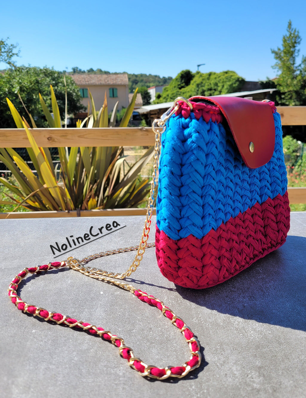 Jolie sac à main bleu et rouge fait au crochet en point chevron, avec bandoulière 