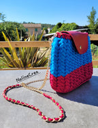 Jolie sac à main bleu et rouge fait au crochet en point chevron, avec bandoulière 