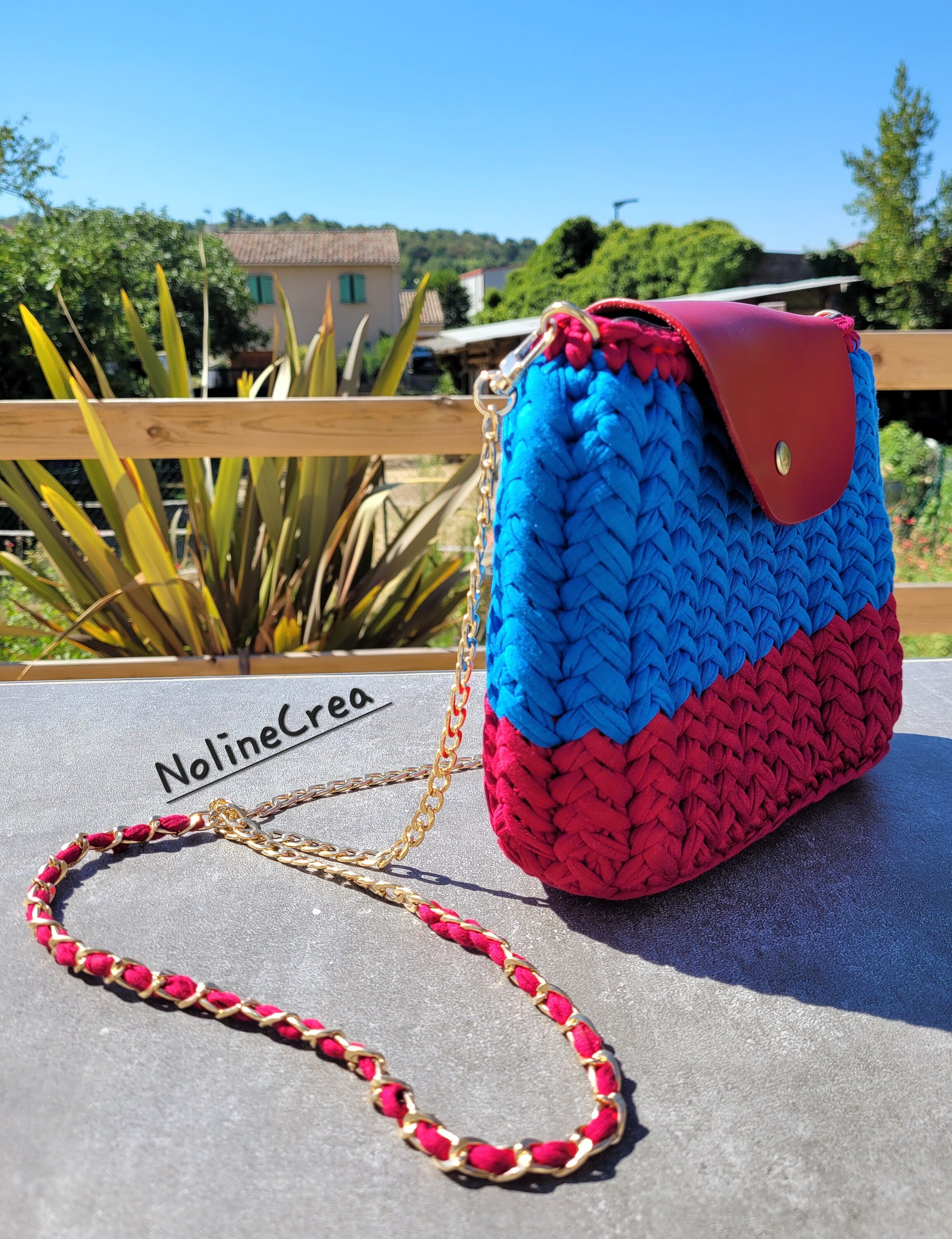 Jolie sac à main bleu et rouge fait au crochet en point chevron, avec bandoulière 