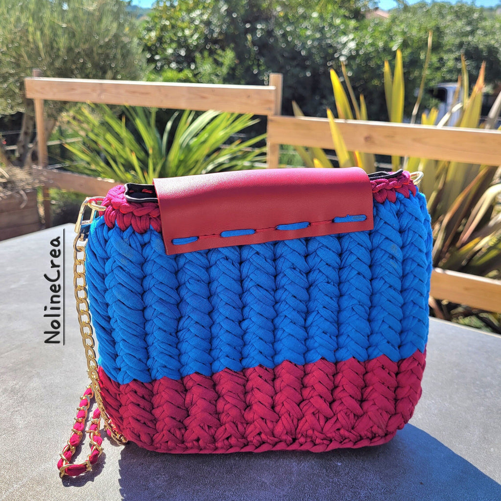 Jolie sac à main bleu et rouge fait au crochet en point chevron, avec bandoulière 