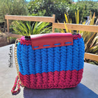 Jolie sac à main bleu et rouge fait au crochet en point chevron, avec bandoulière 