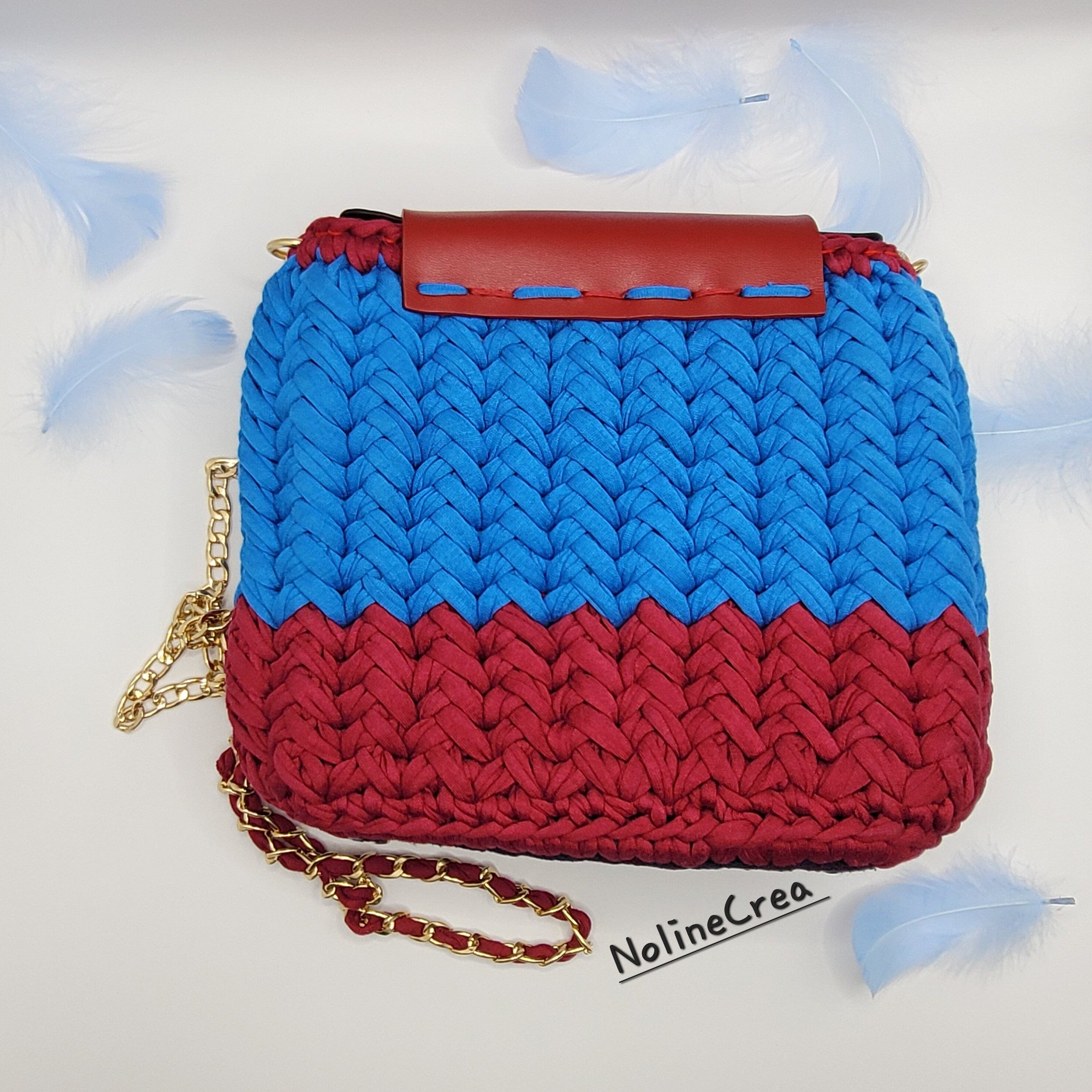 Jolie sac à main bleu et rouge fait au crochet en point chevron, avec bandoulière 