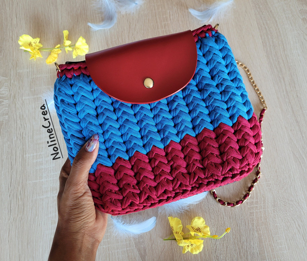 Jolie sac à main bleu et rouge fait au crochet en point chevron, avec bandoulière 