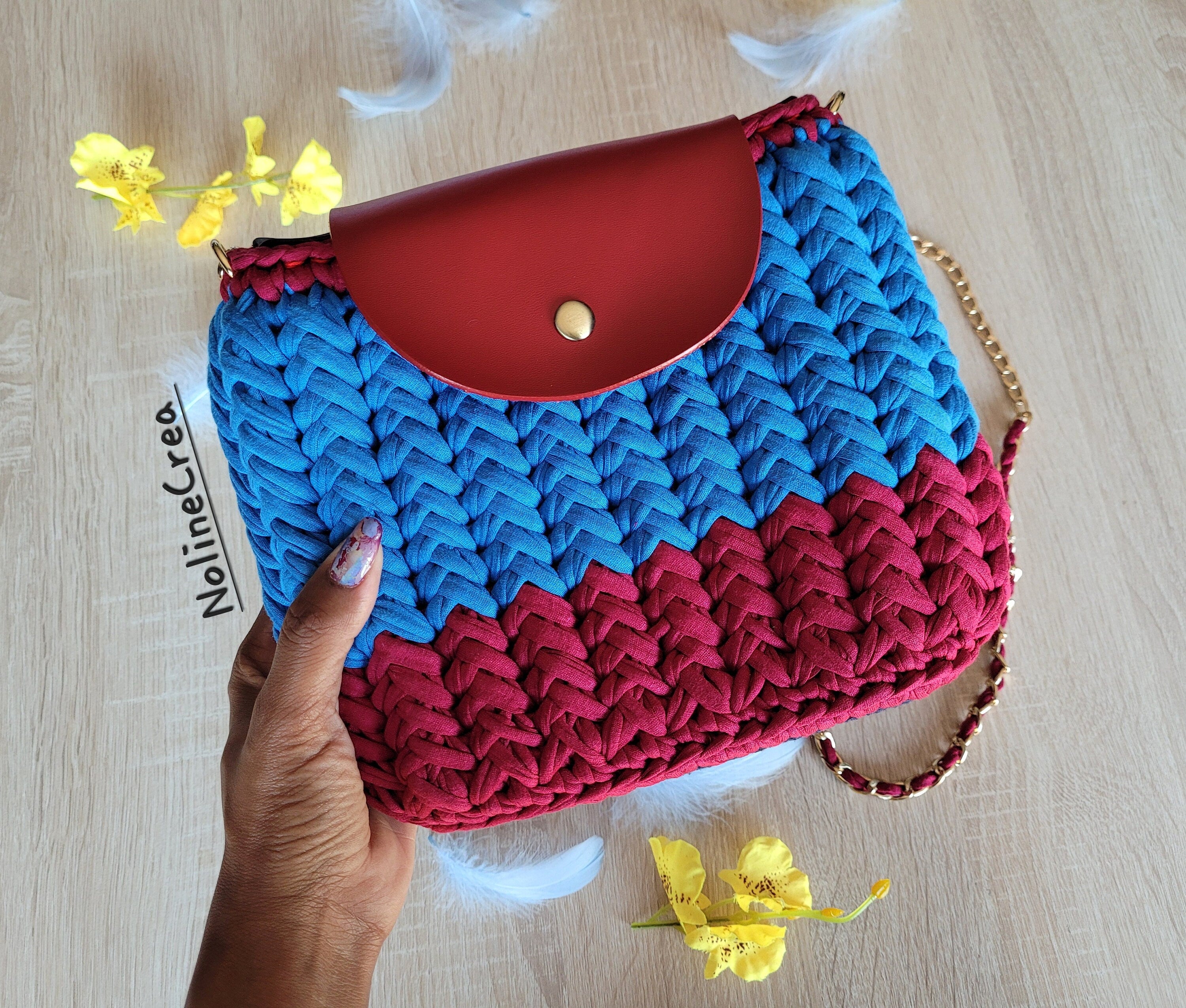 Jolie sac à main bleu et rouge fait au crochet en point chevron, avec bandoulière 