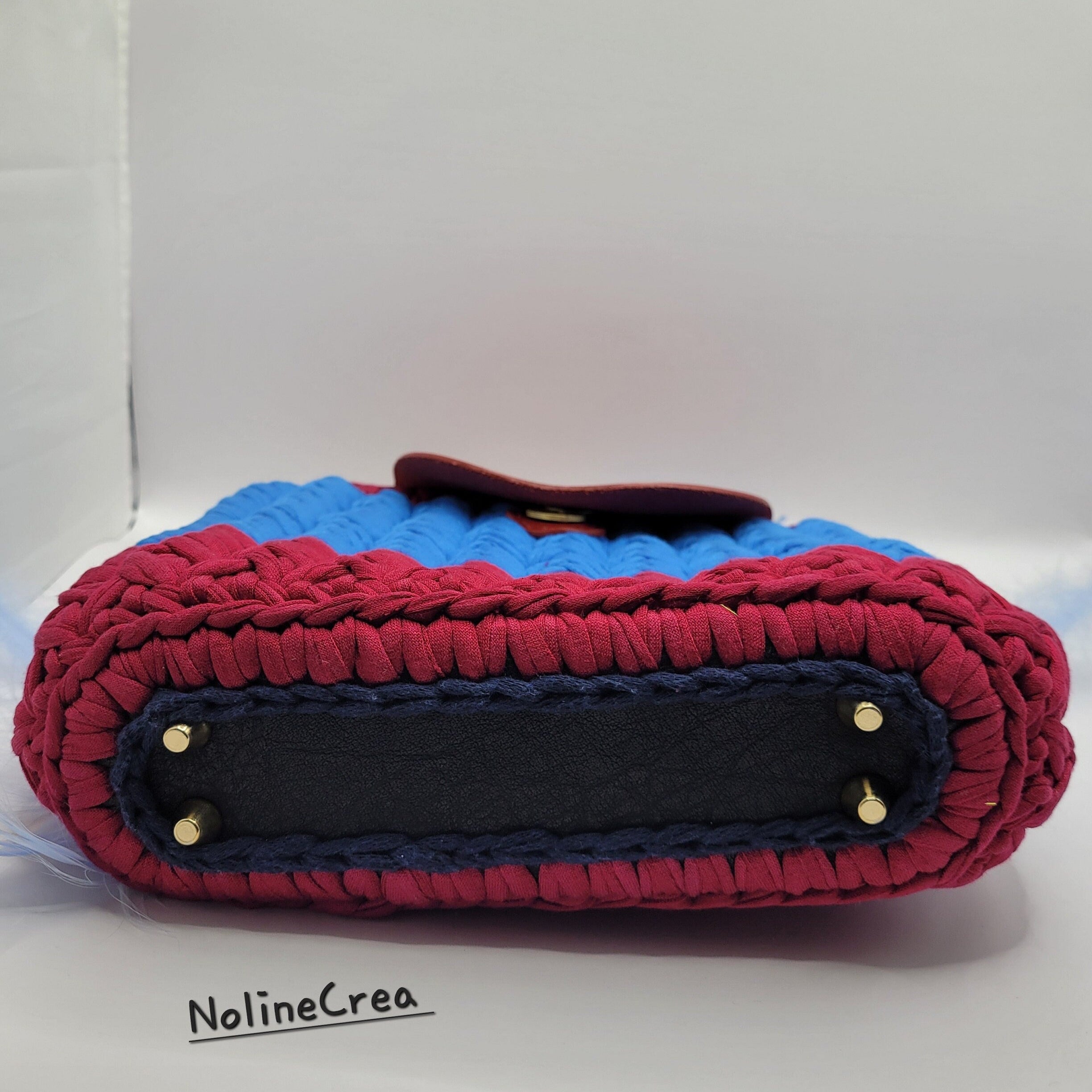 Jolie sac à main bleu et rouge fait au crochet en point chevron, avec bandoulière 