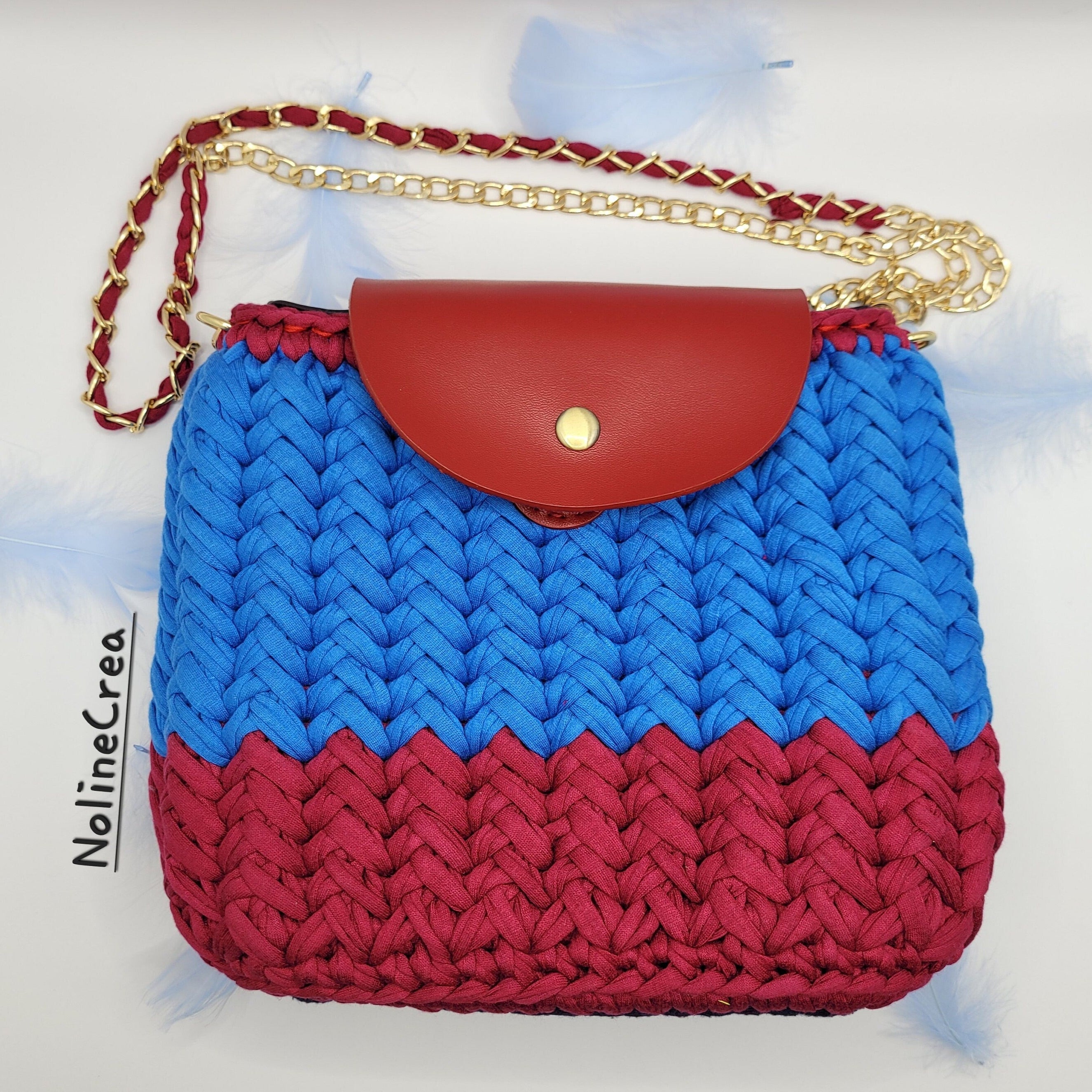 Jolie sac à main bleu et rouge fait au crochet en point chevron, avec bandoulière 