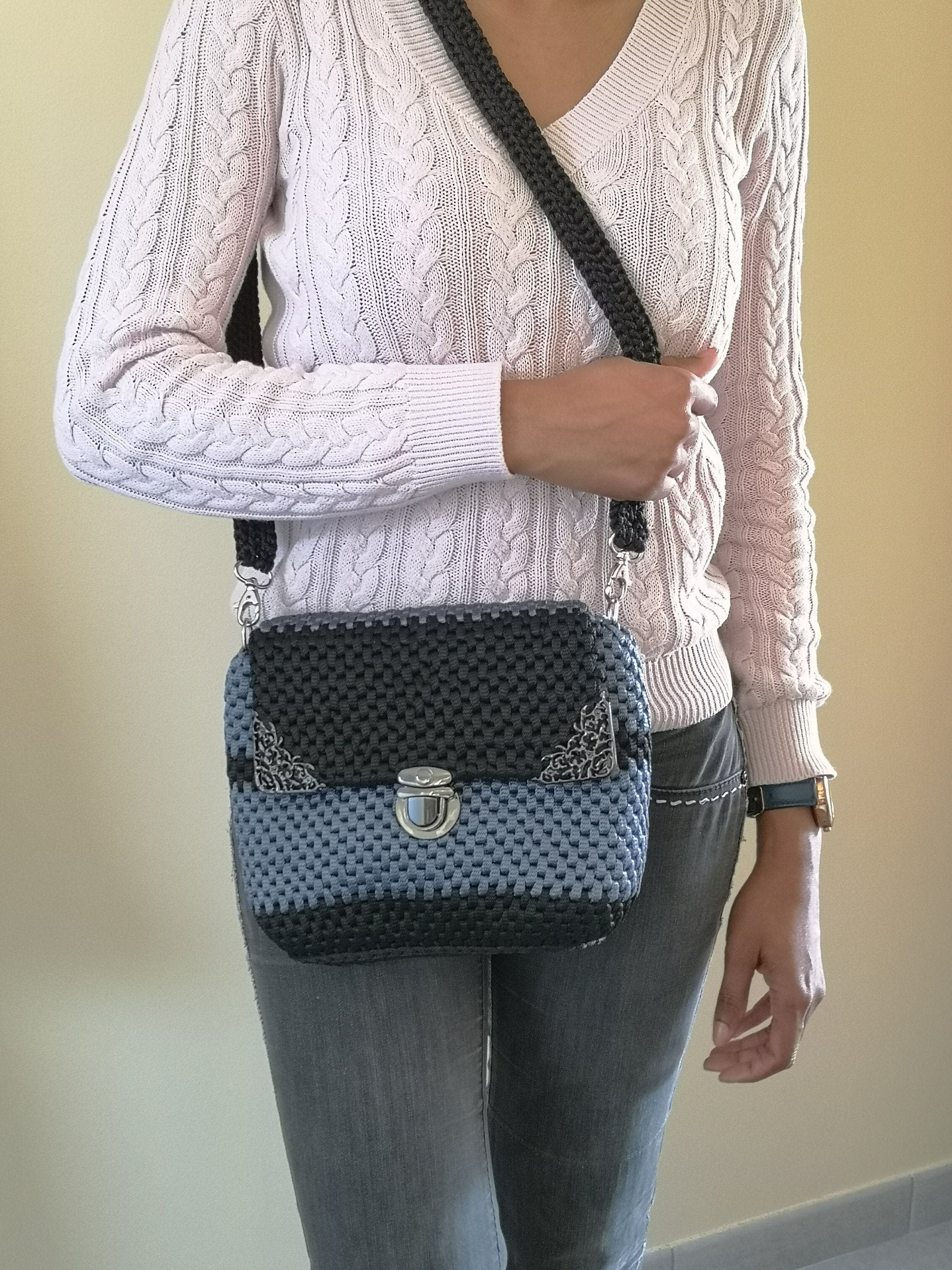 sac noir et gris au crochet avec fermeture et bijoux de coin porté