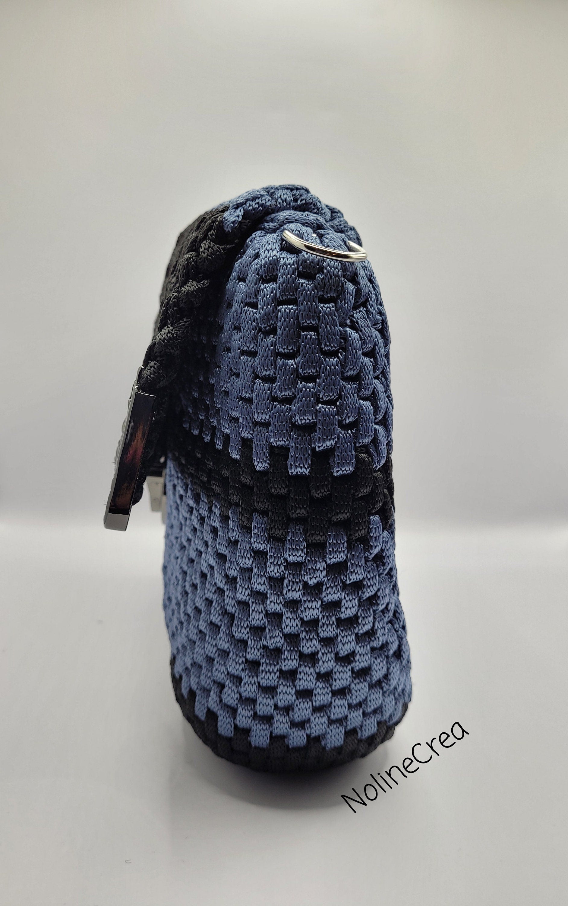 sac noir et gris au crochet avec fermeture et bijoux de coin, vue sur la tranche