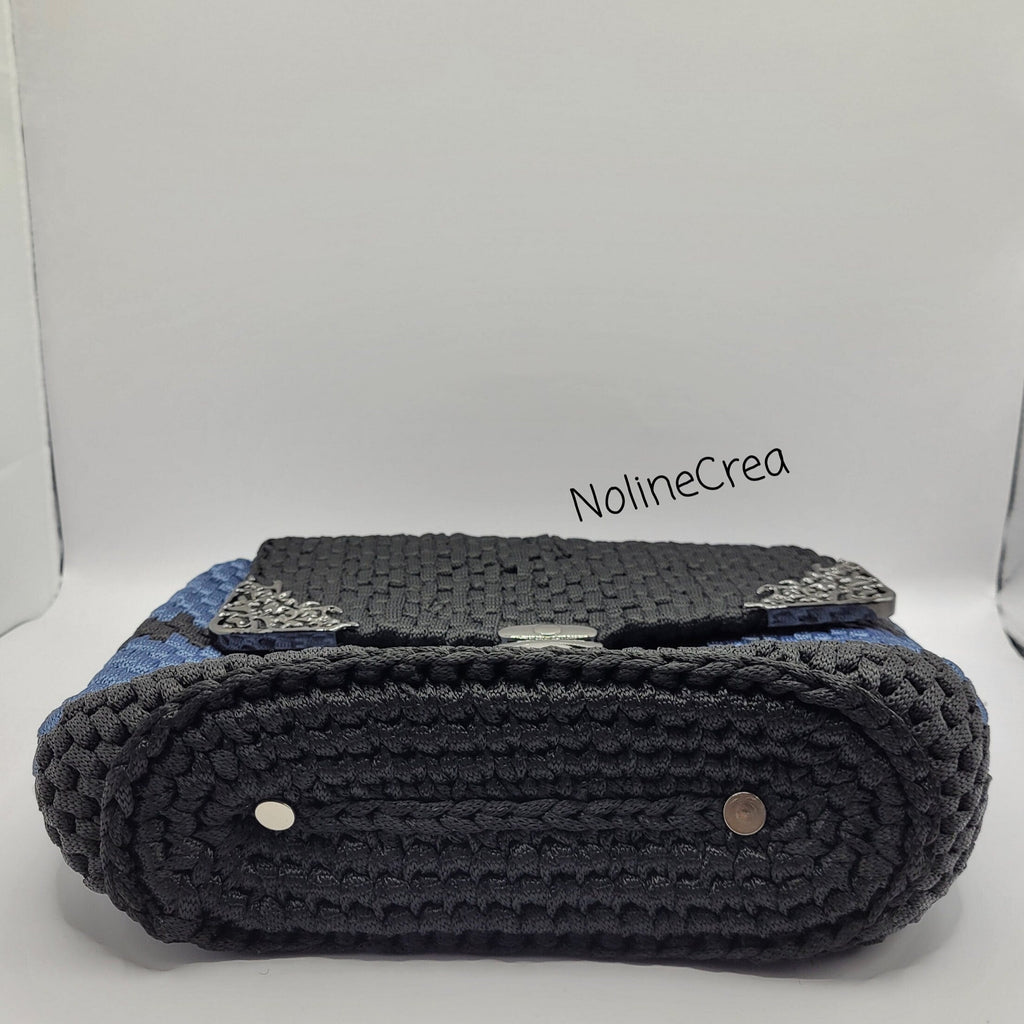 sac noir et gris au crochet avec fermeture et bijoux de coin

