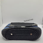 sac noir et gris au crochet avec fermeture et bijoux de coin
