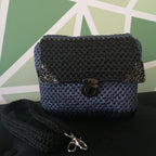 sac noir et gris au crochet avec fermeture et bijoux de coin