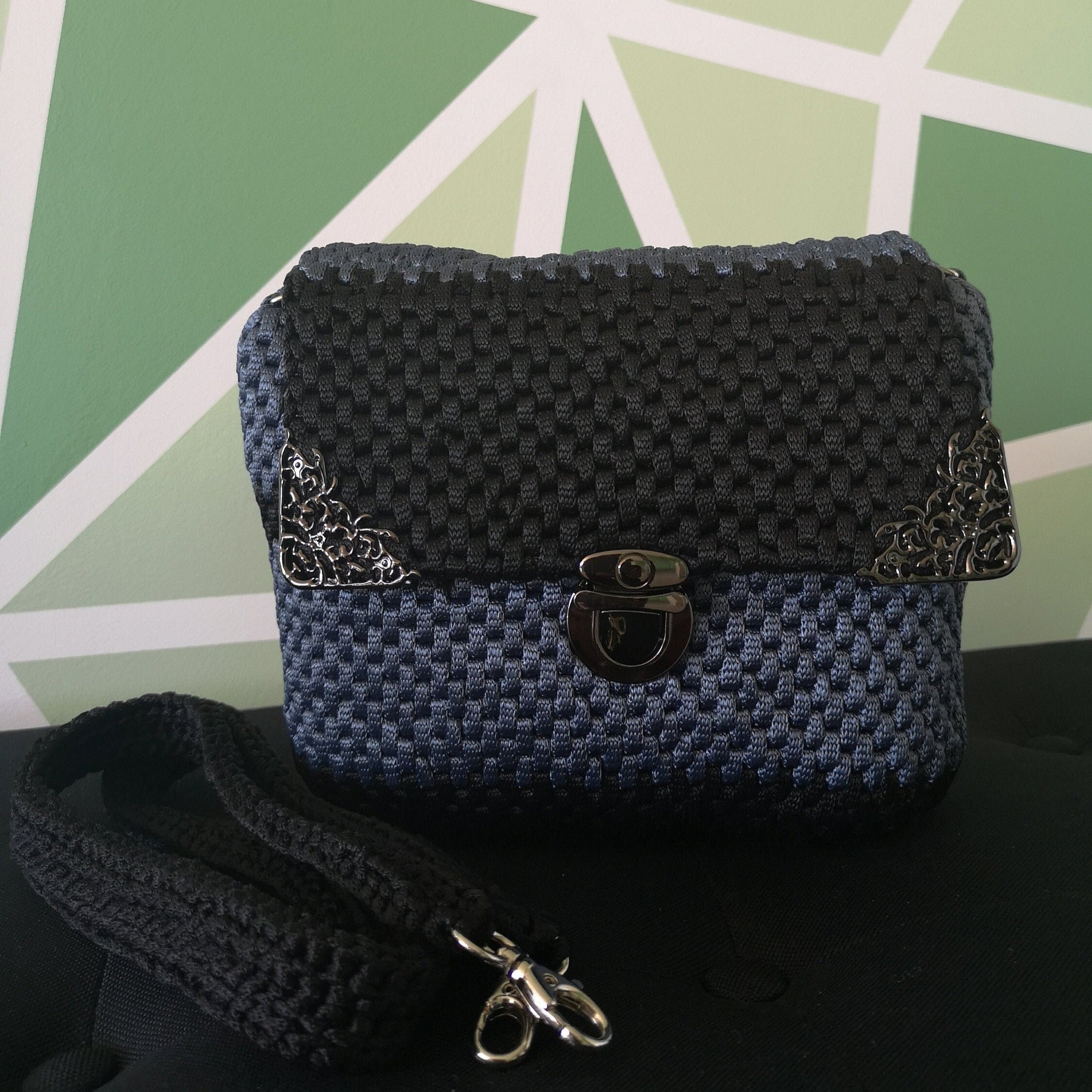sac noir et gris au crochet avec fermeture et bijoux de coin