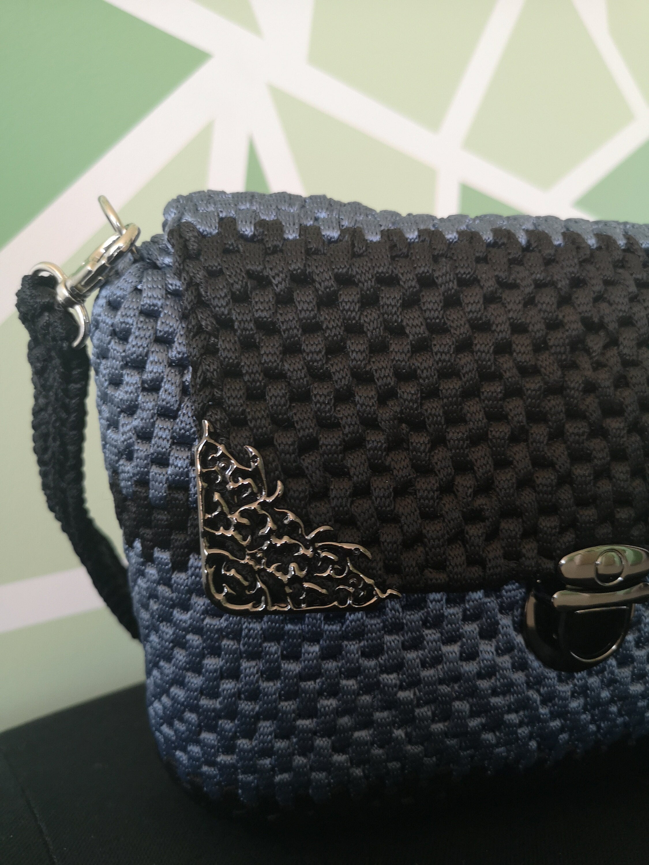 sac noir et gris au crochet avec fermeture et bijoux de coin