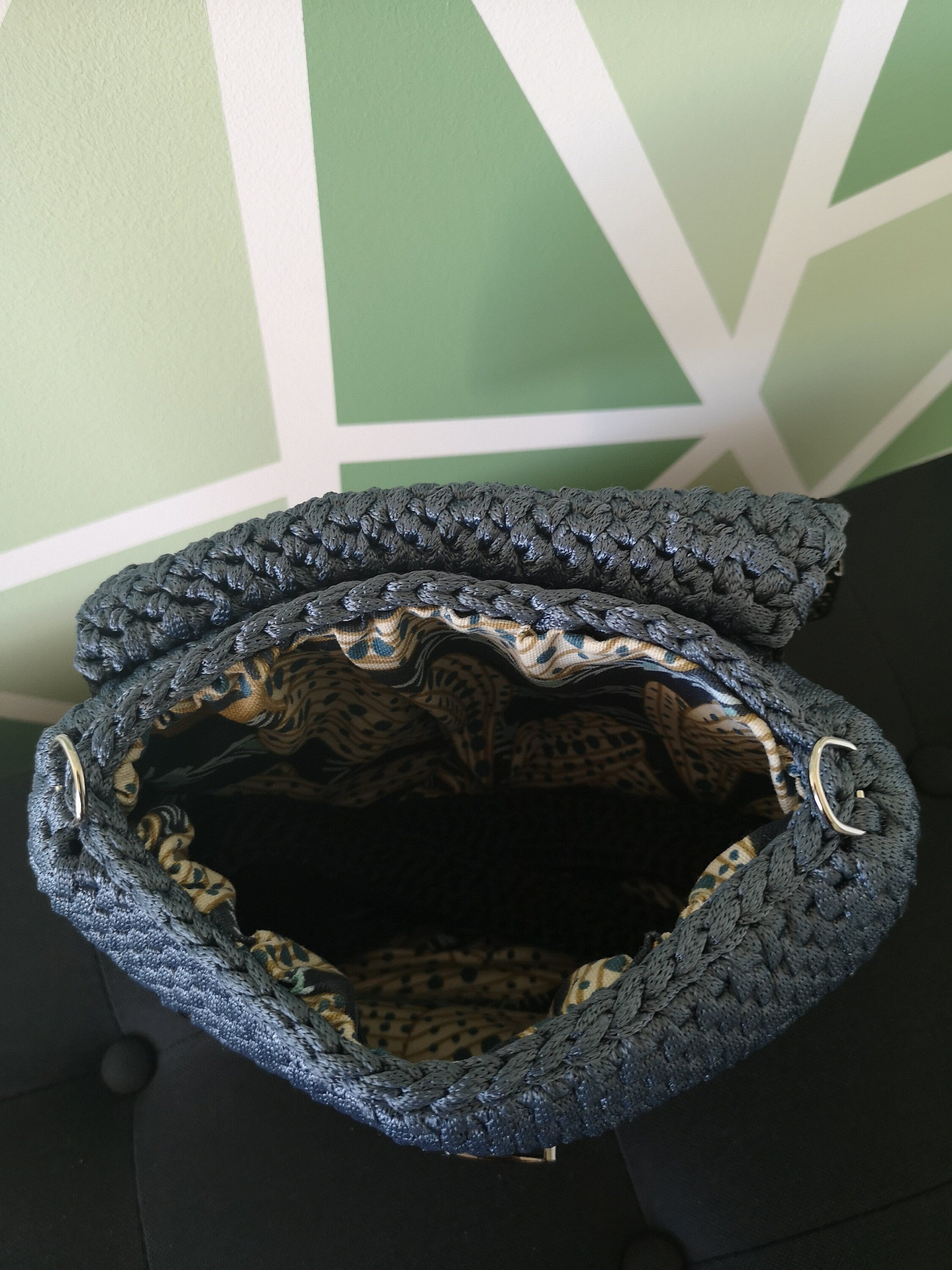 sac noir et gris au crochet avec fermeture et bijoux de coin