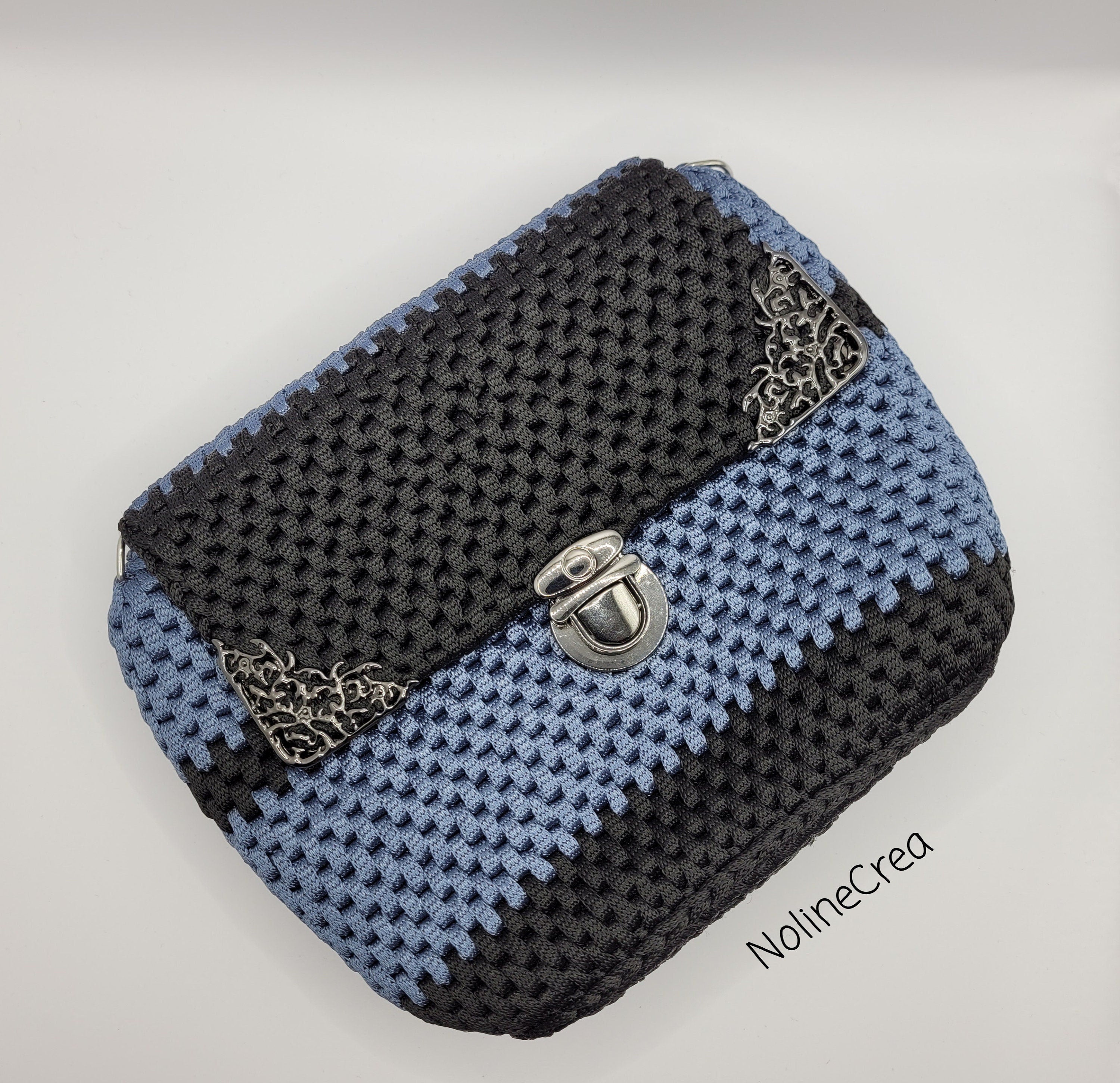 sac noir et gris au crochet avec fermeture et bijoux de coin