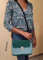 Sac à main fait au crochet avec du fil tissus vert, deux nuances, avec bandoulière