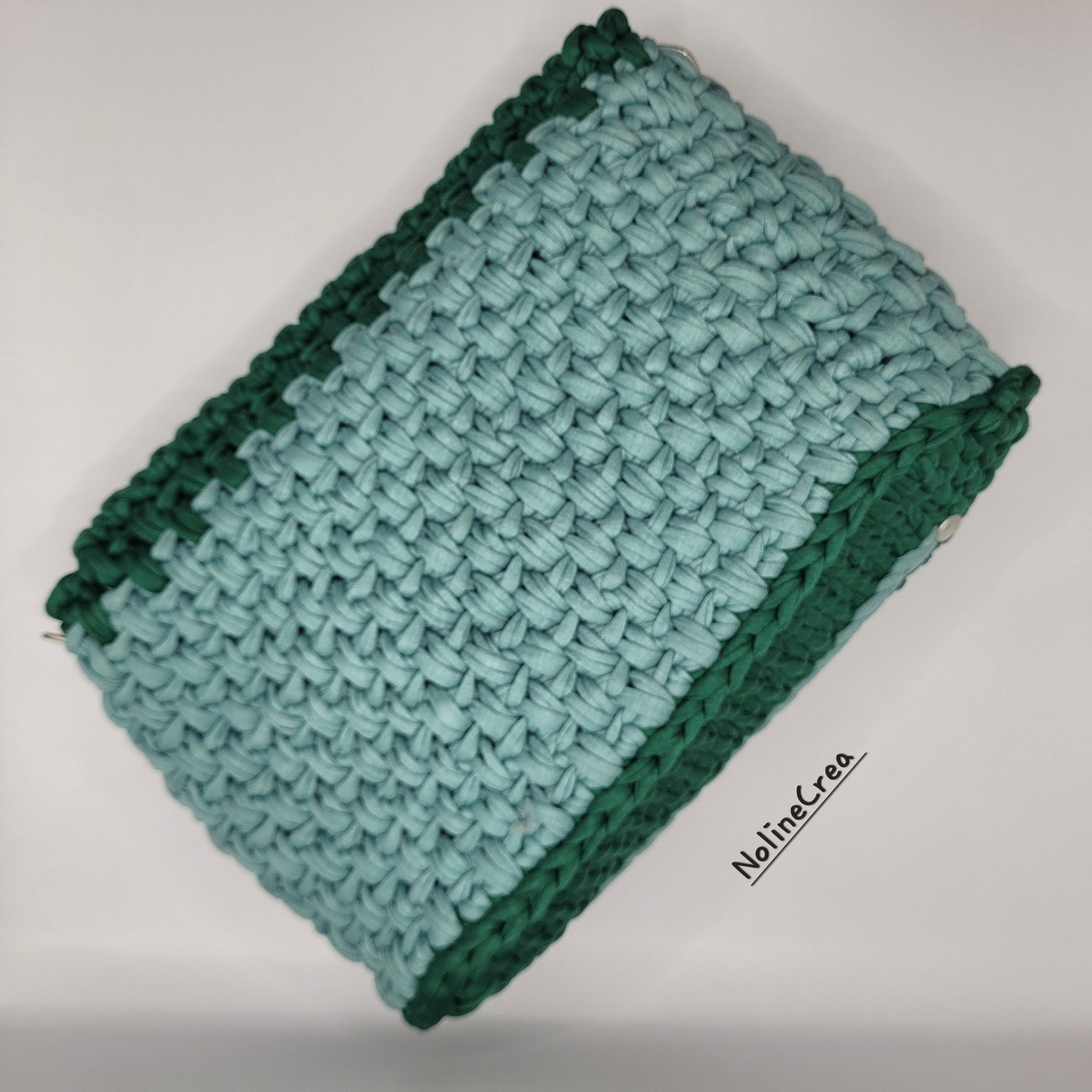 Sac à main fait au crochet avec du fil tissus vert, deux nuances, avec bandoulière