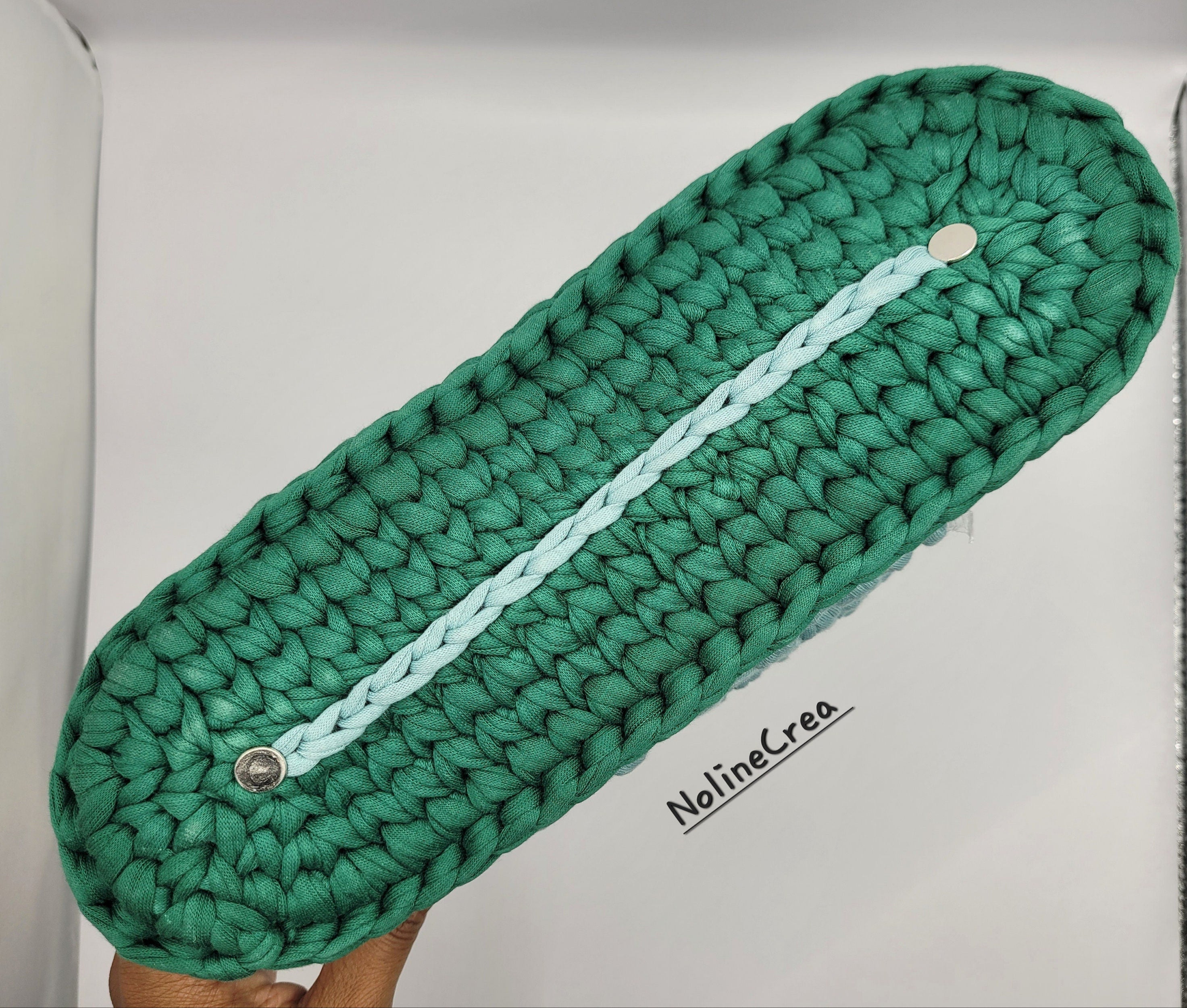 Sac à main fait au crochet avec du fil tissus vert, deux nuances, avec bandoulière