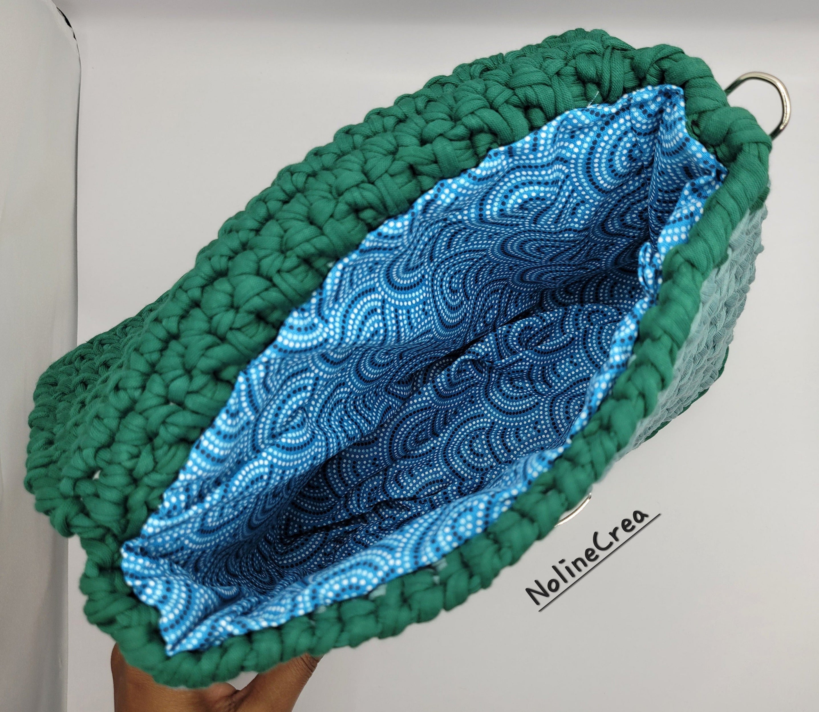 Sac à main fait au crochet avec du fil tissus vert, deux nuances, avec bandoulière