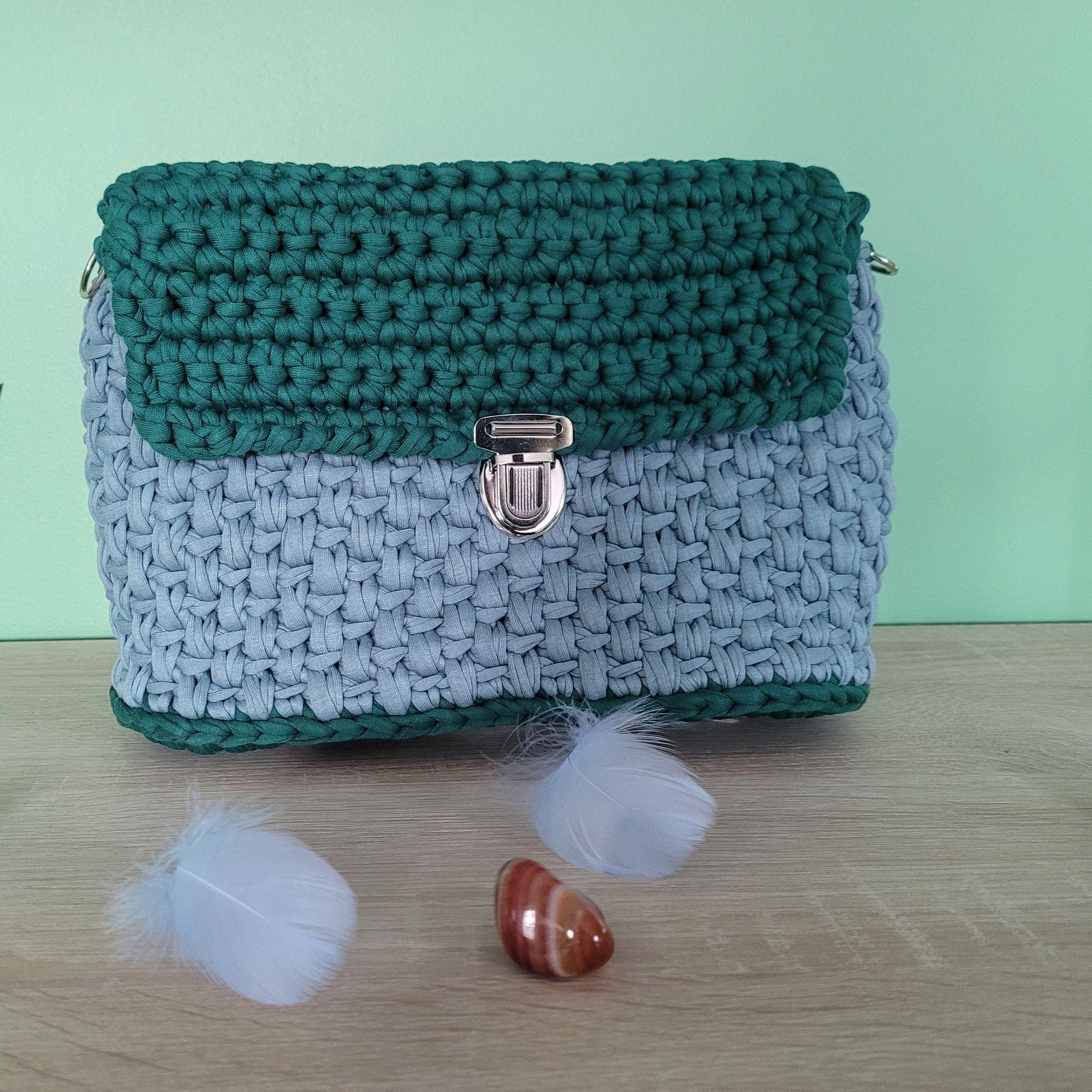 Sac à main fait au crochet avec du fil tissus vert, deux nuances, avec bandoulière