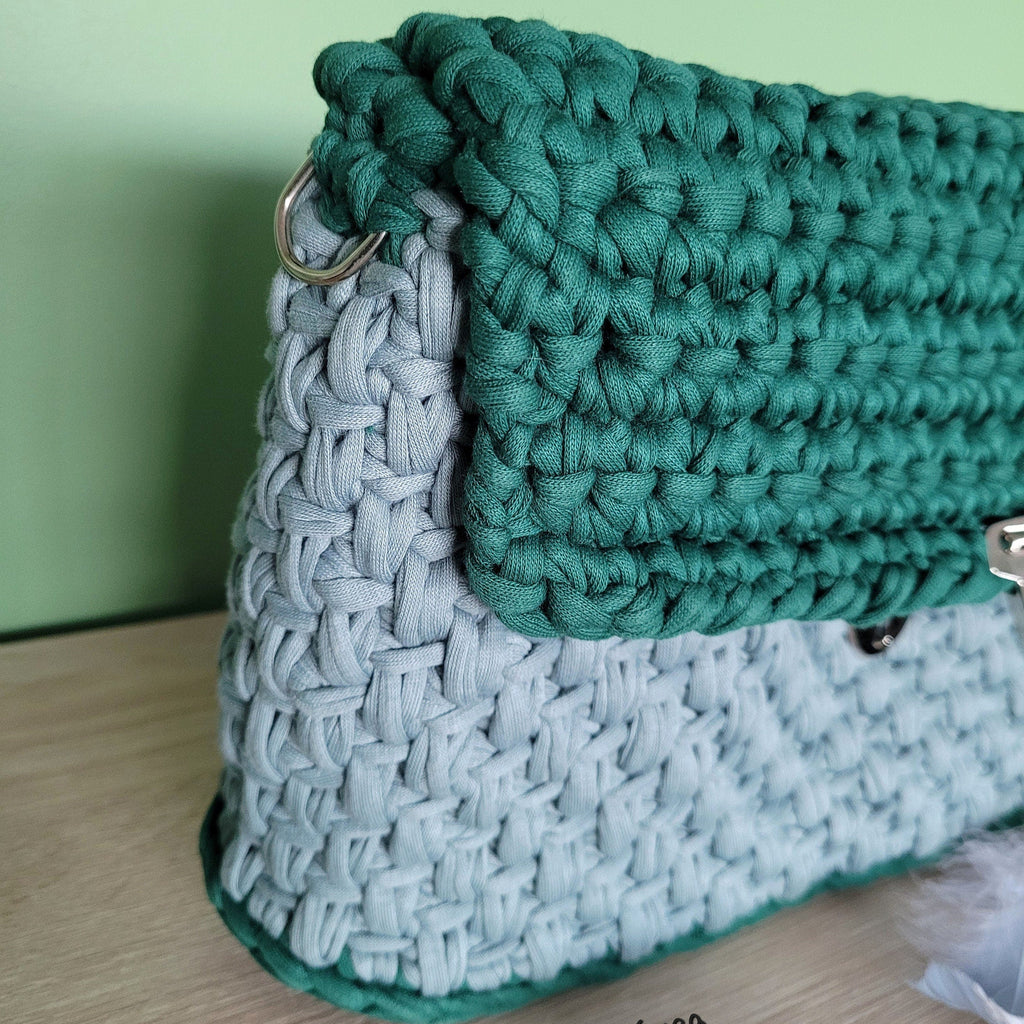 Sac à main fait au crochet avec du fil tissus vert, deux nuances, avec bandoulière