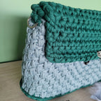 Sac à main fait au crochet avec du fil tissus vert, deux nuances, avec bandoulière