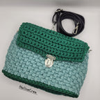 Sac à main fait au crochet avec du fil tissus vert, deux nuances, avec bandoulière