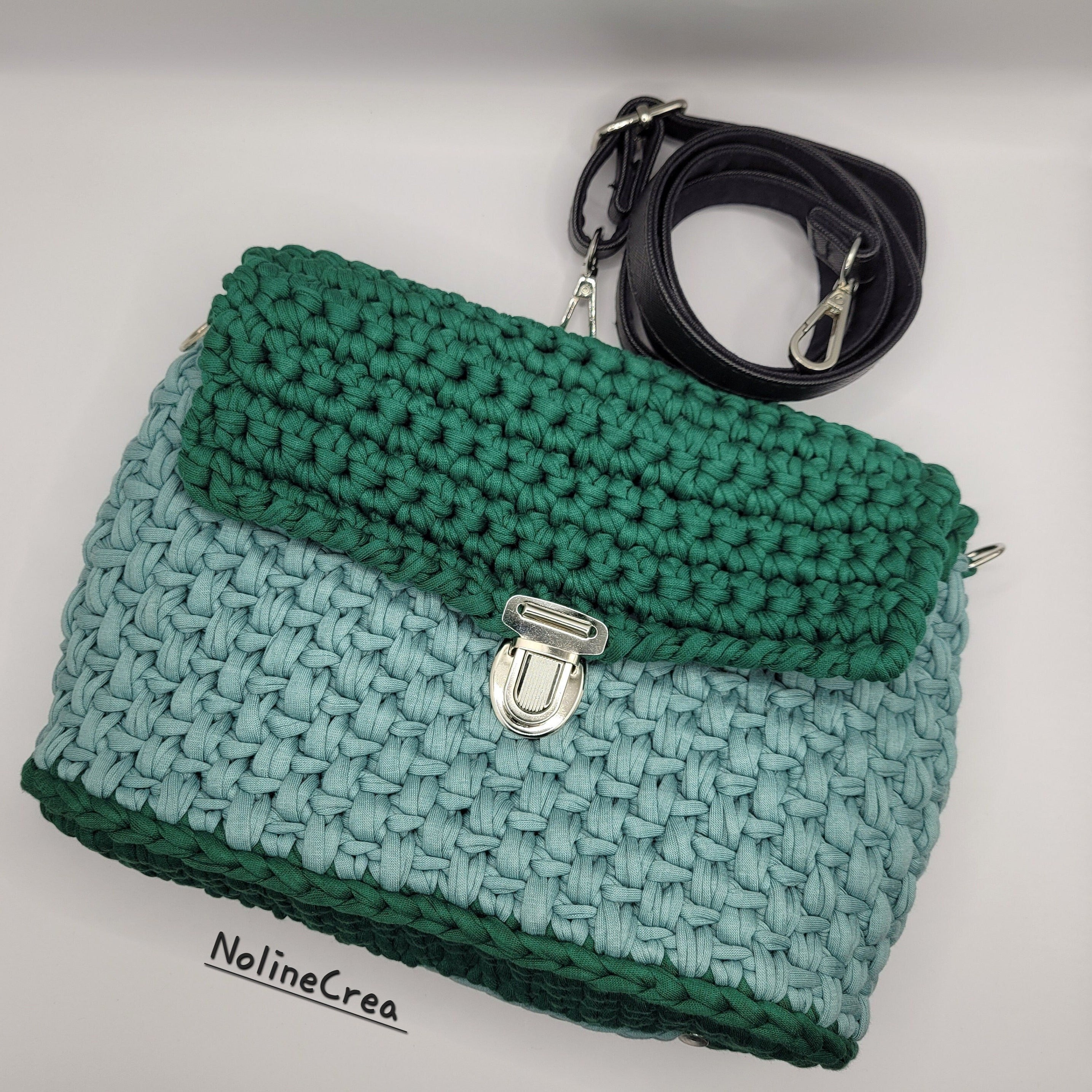 Sac à main fait au crochet avec du fil tissus vert, deux nuances, avec bandoulière