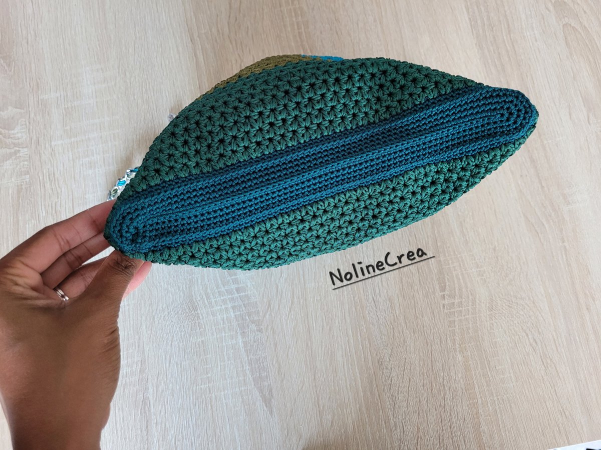 Sac à main vert clair, vert foncer et bleu fait au crochet