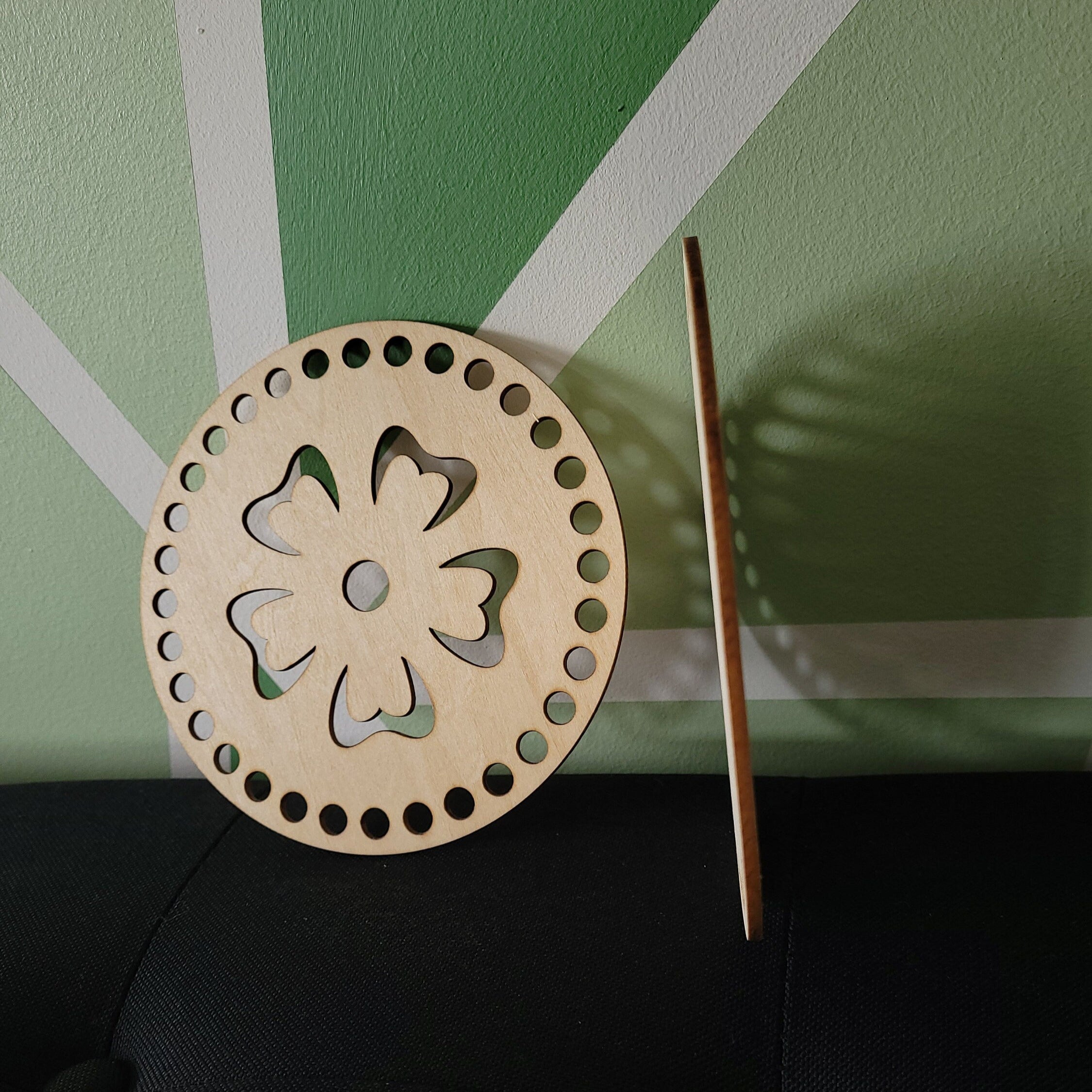set de deux base en bois un plein en forme de fleur pour vos création au crochet