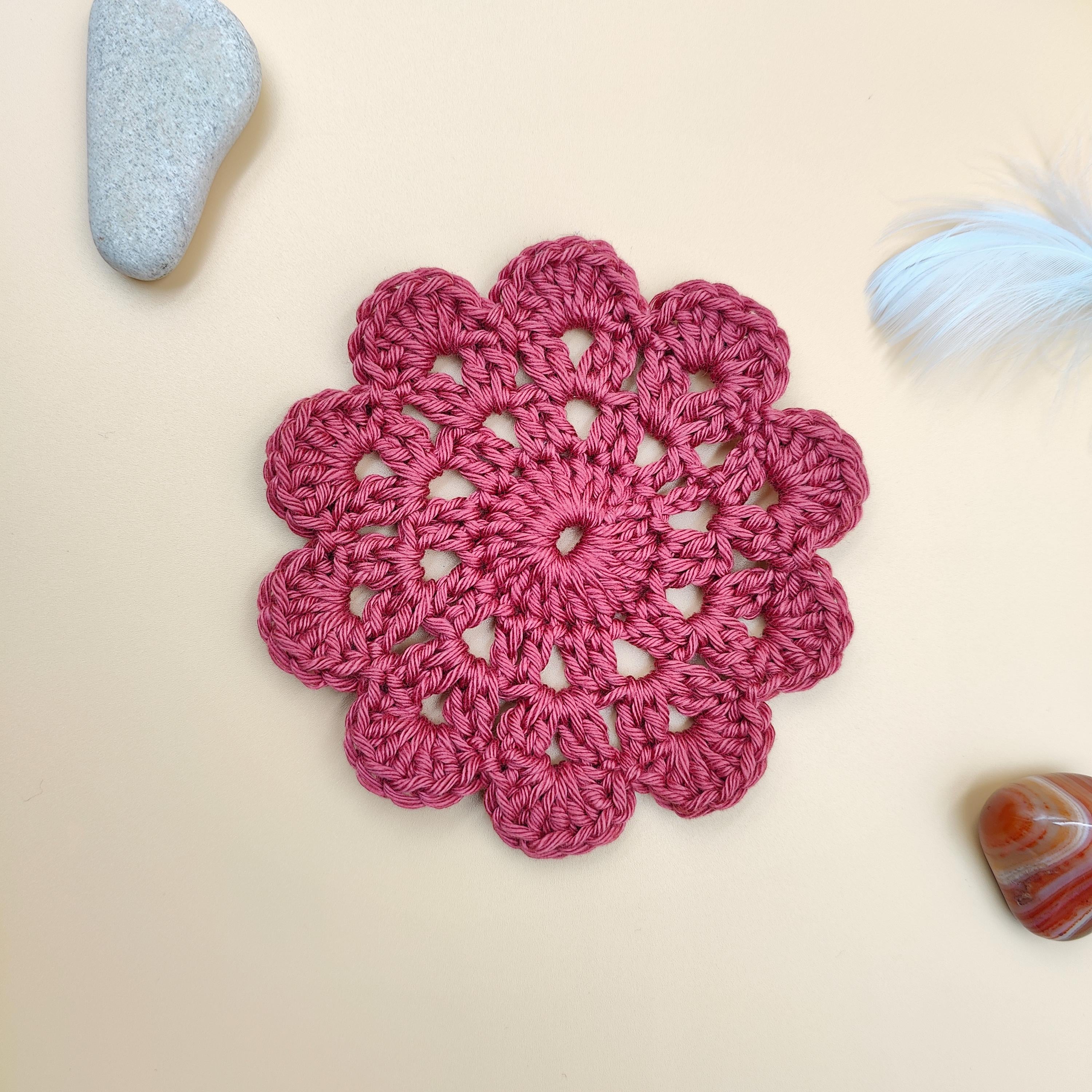 Lot de quatre dessous de tasses ou verre fait main au crochet, couleur rose framboises, forme  de fleur