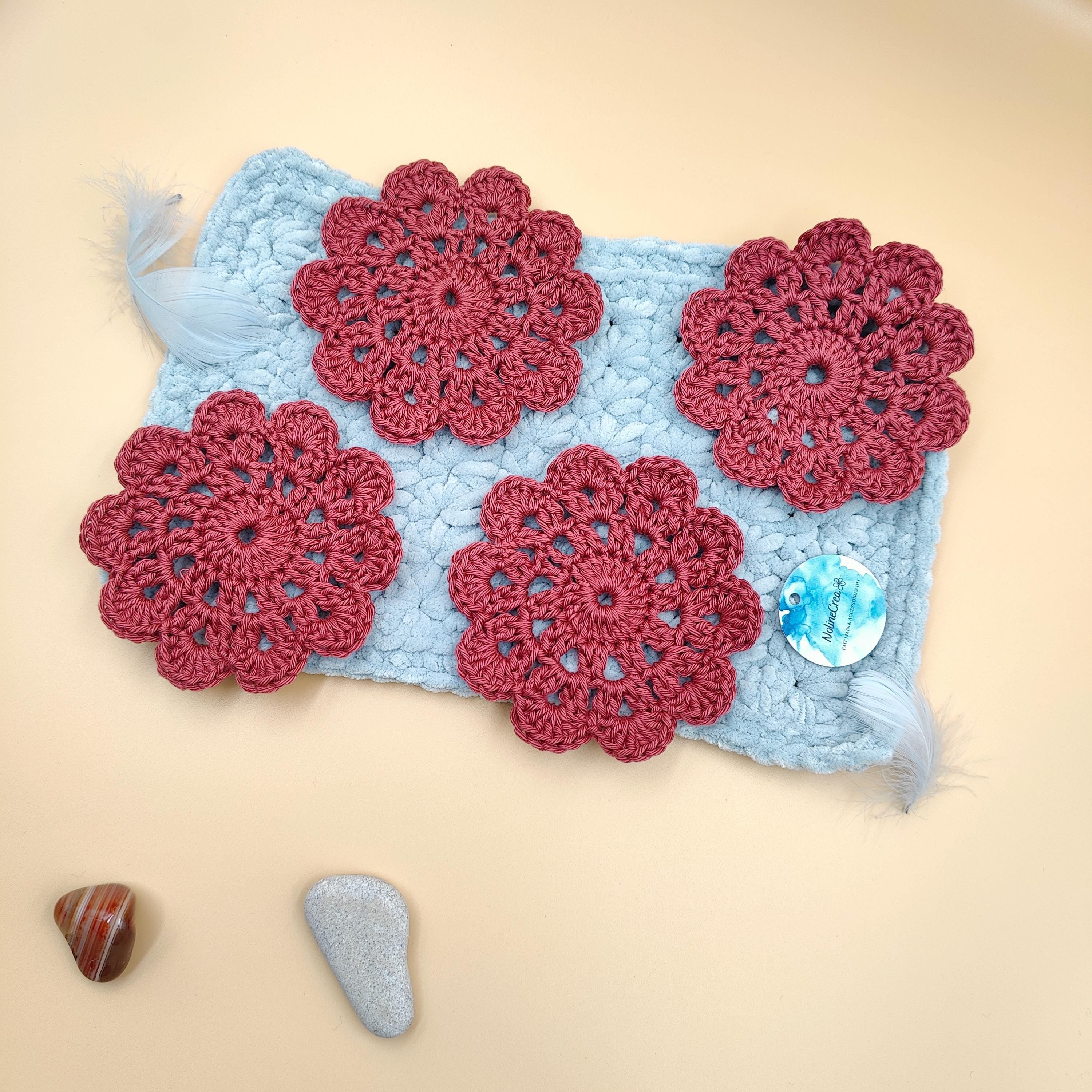 Lot de quatre dessous de tasses ou verre fait main au crochet, couleur rose framboises, forme  de fleur